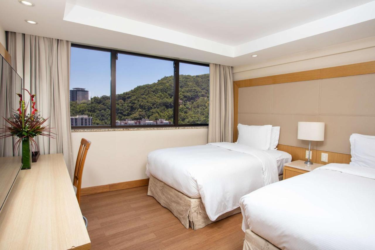 Quarto com 2 Camas de Solteiro e Vista da Cidade