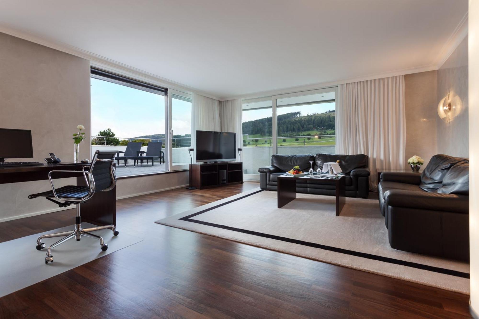 Suite with Hot Tub,1498829773:JPEG