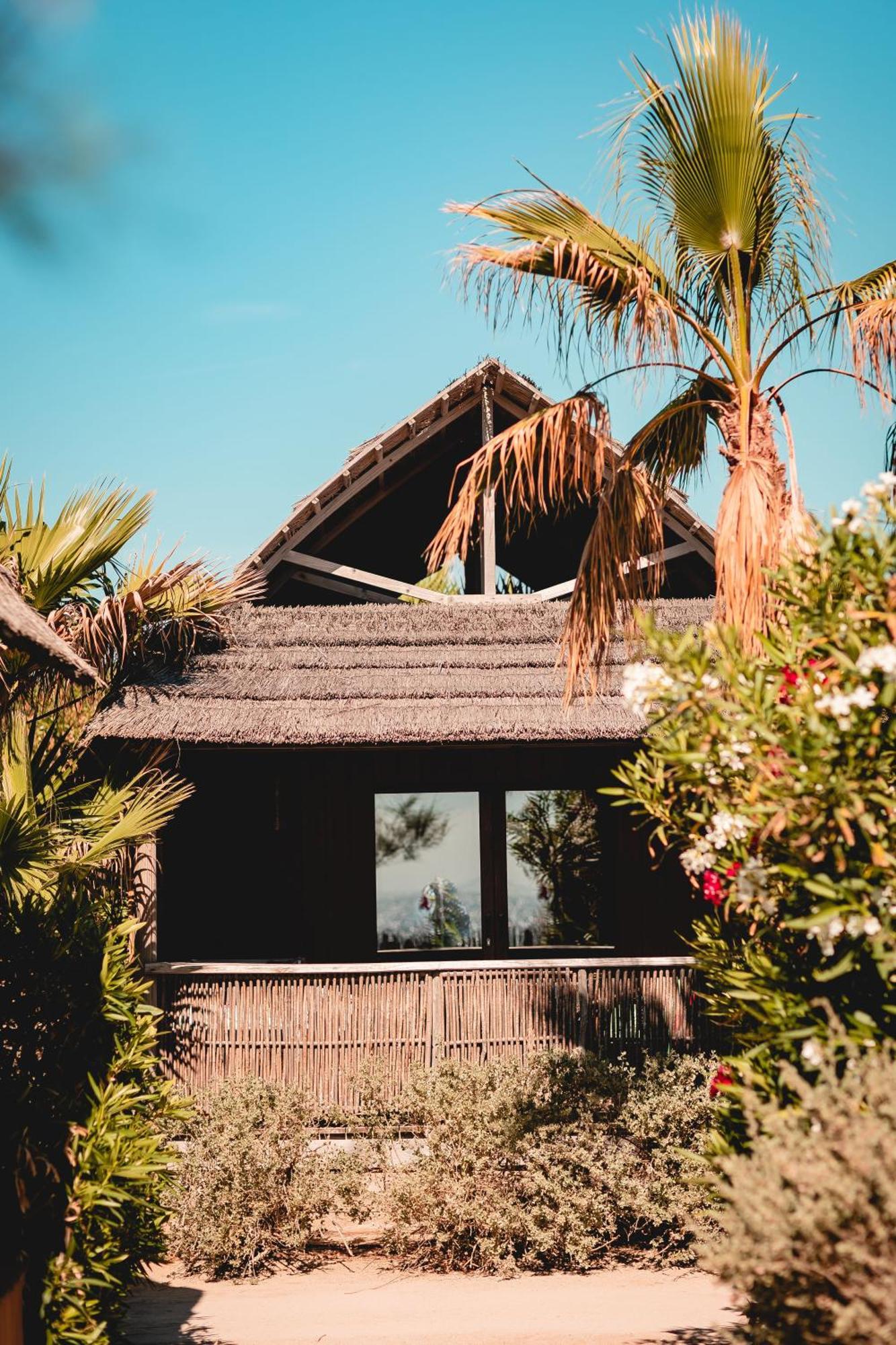 Garden Tiki Hutte Premium - Two-Bedroom Bungalow (4 Adults + 2 Children)