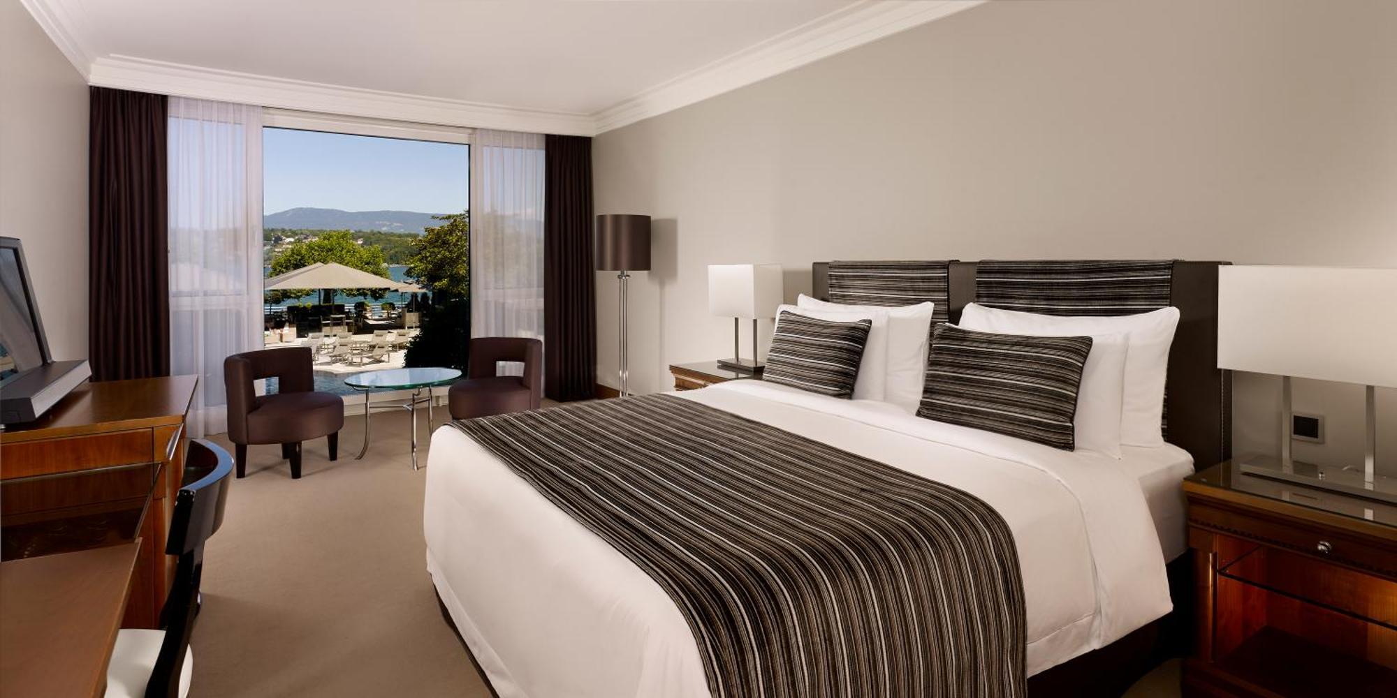 Quarto Deluxe com Cama King-size ou 2 de Solteiro e Vista da Piscina