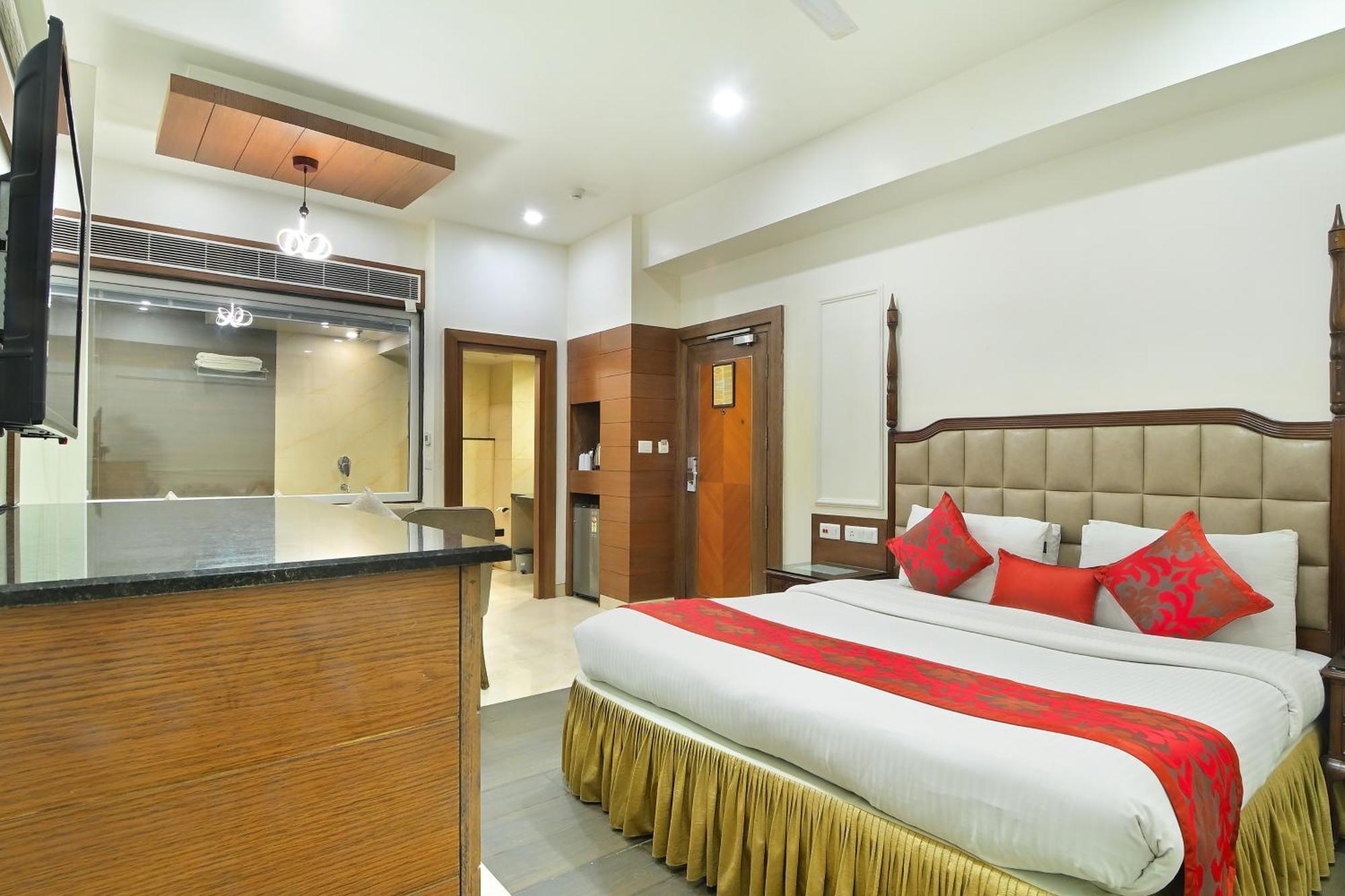 Suite Room Bathtub,1538091949:JPEG