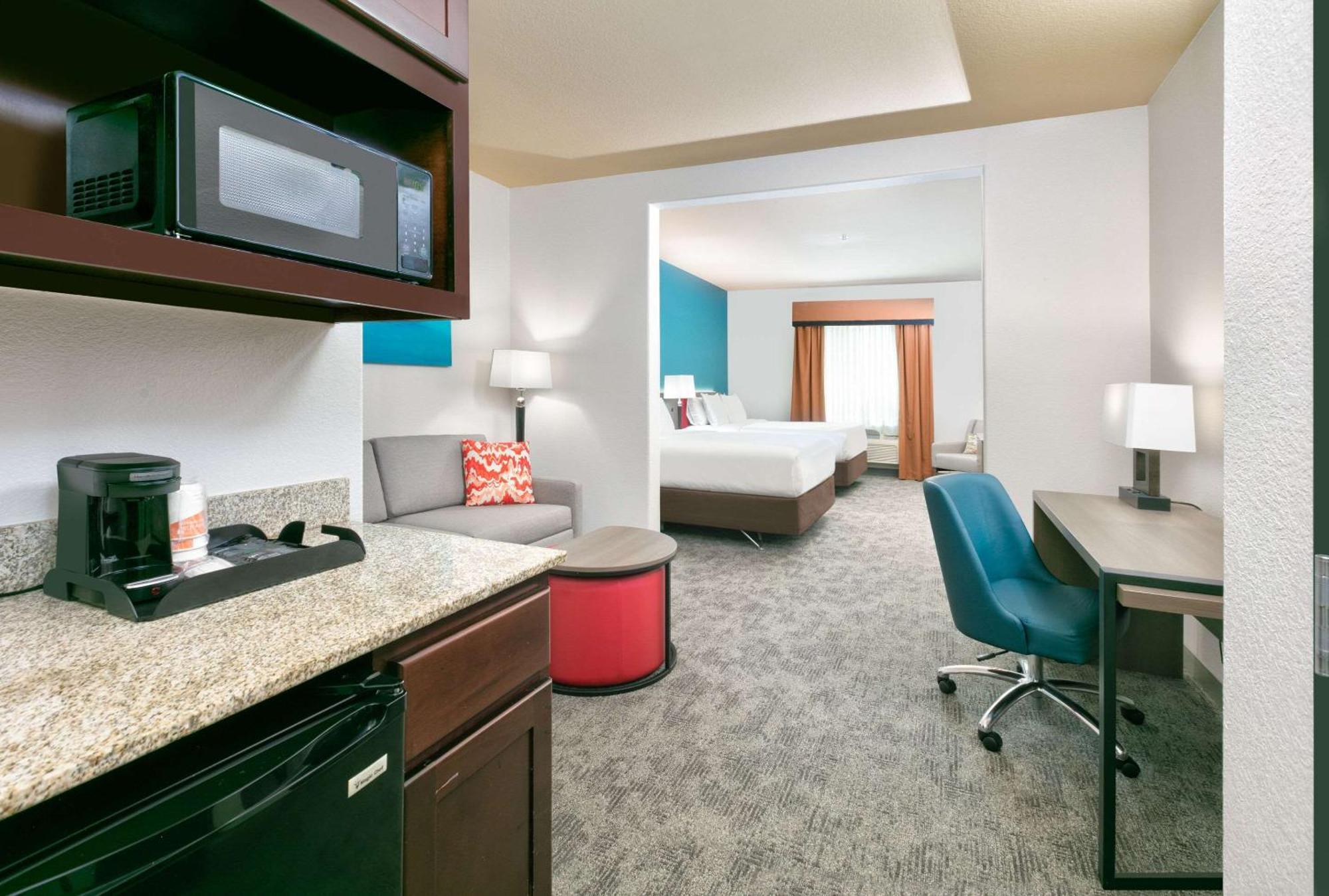 Queen Suite with Two Queen Beds - Non-Smoking