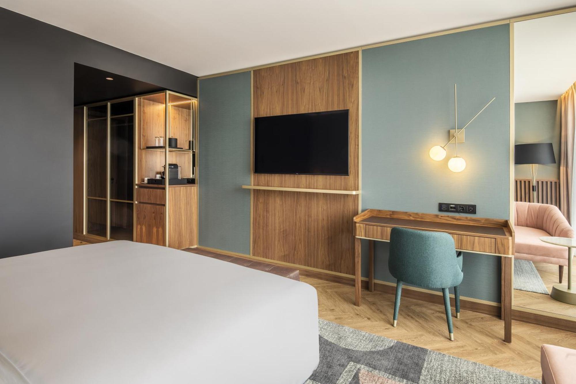 Deluxe Zimmer mit Kingsize-Bett und Gartenblick