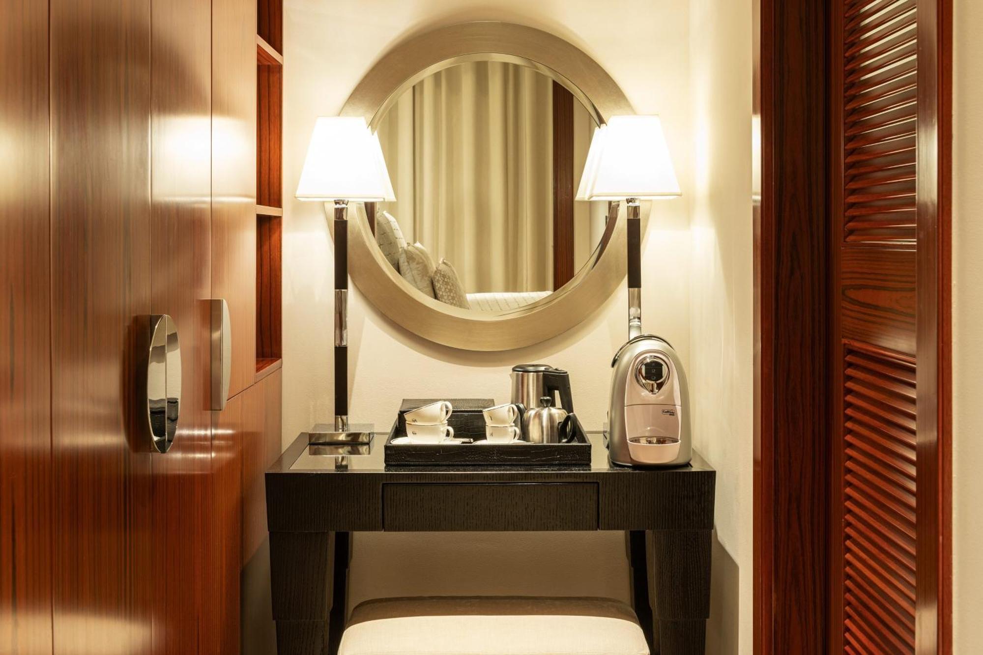 Suite Junior Premier avec 1 Lit King-Size - Accès au Salon Exécutif, Goûter et Happy Hour, Accès Gratuit à la Plage et à la Piscine du Complexe Hôtelier, Transfert depuis Aéroport de Dubaï