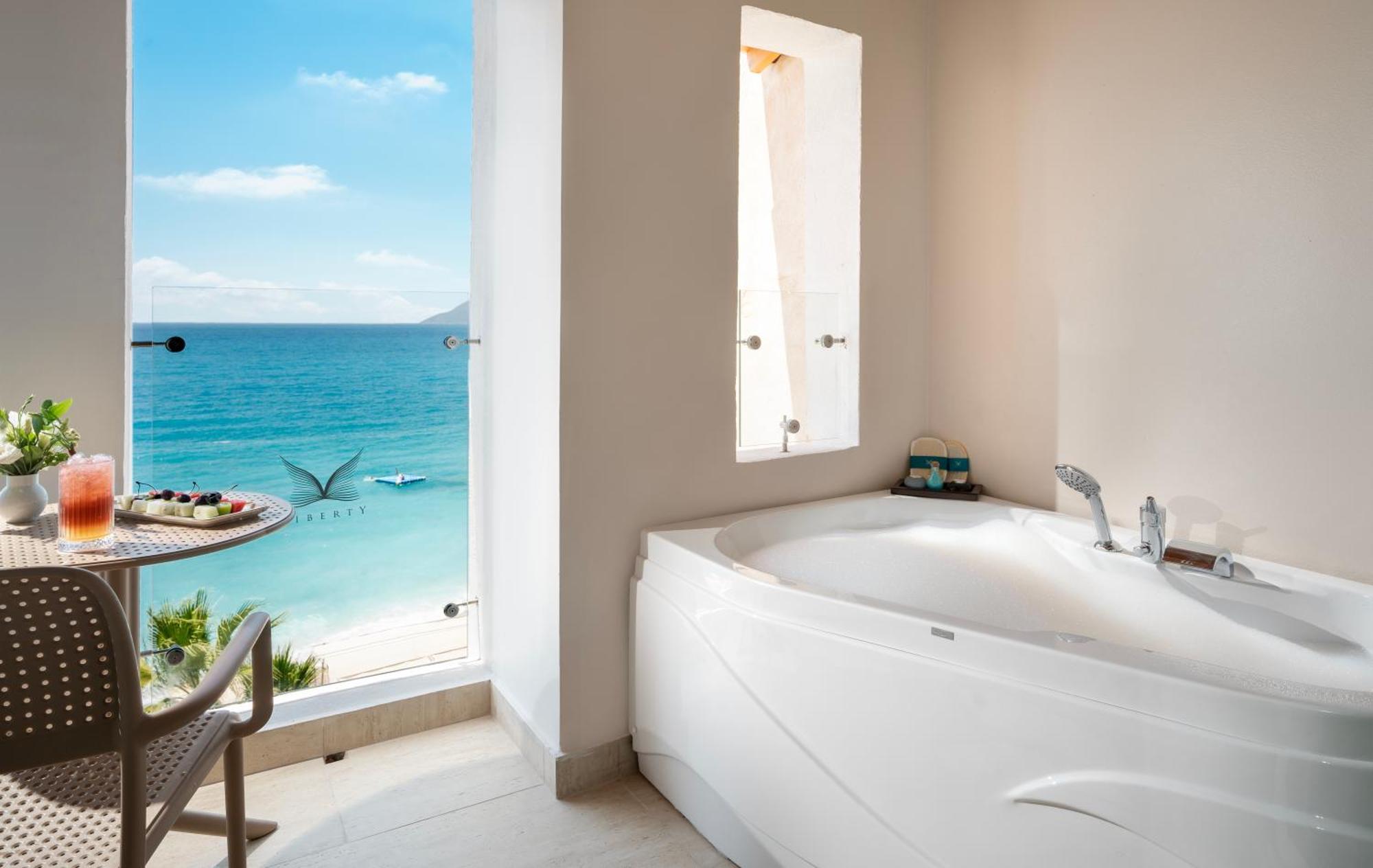 Habitación Deluxe Estándar con vistas al mar y Jacuzzi®