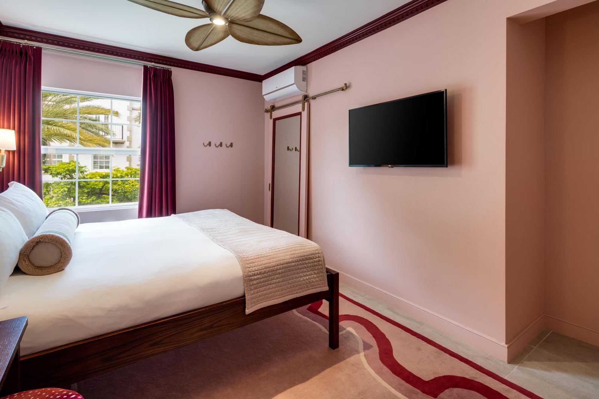 Quarto Superior com Cama King-size e Vista da Cidade
