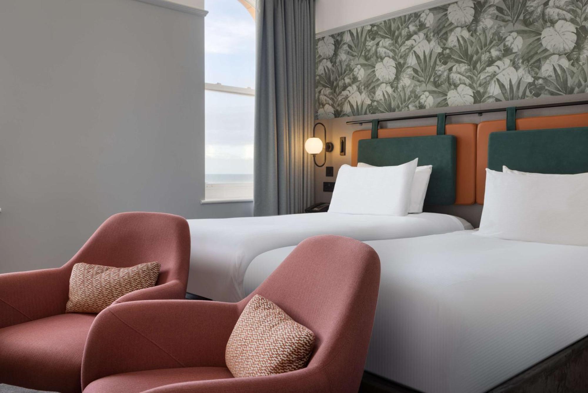 Quarto Superior com 2 Camas de Solteiro e Vista do Mar