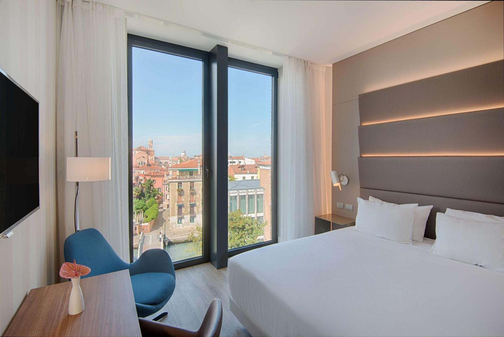 Camera Superior Matrimoniale/Doppia con Letti Singoli con Vista Canale