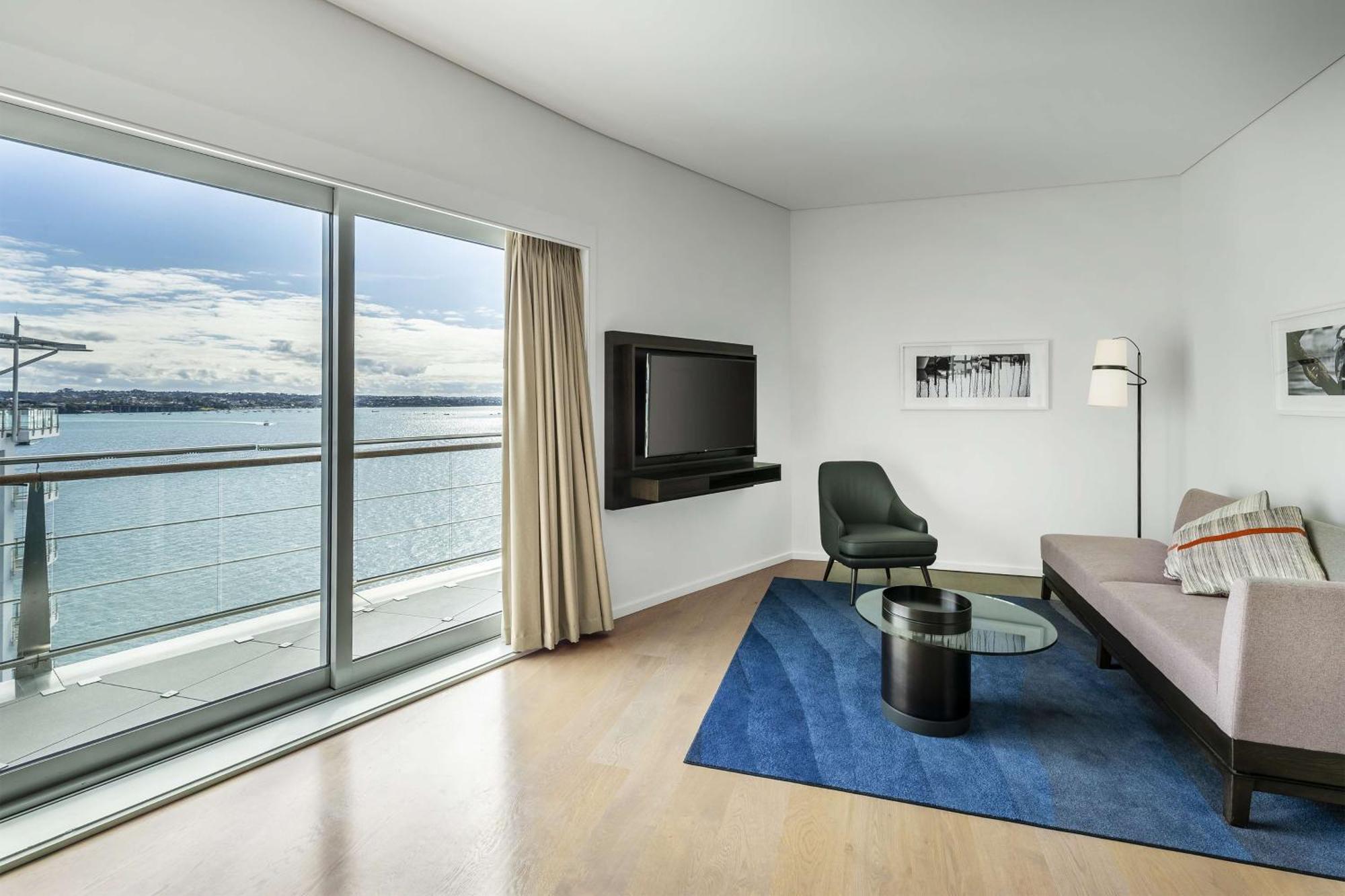 Suite con cama grande y balcón