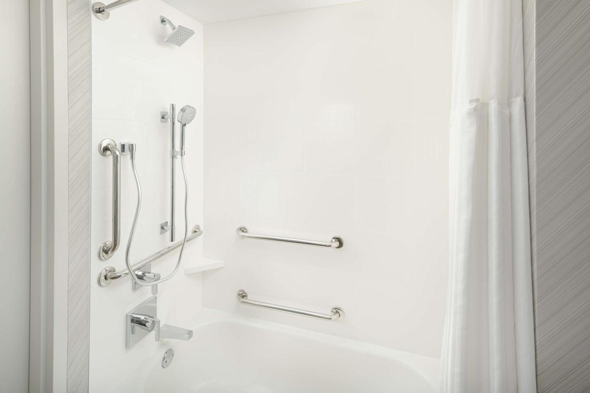 Quarto com Cama King-size e Banheira - Acessível para Hóspedes com Mobilidade Reduzida e Deficiência Auditiva