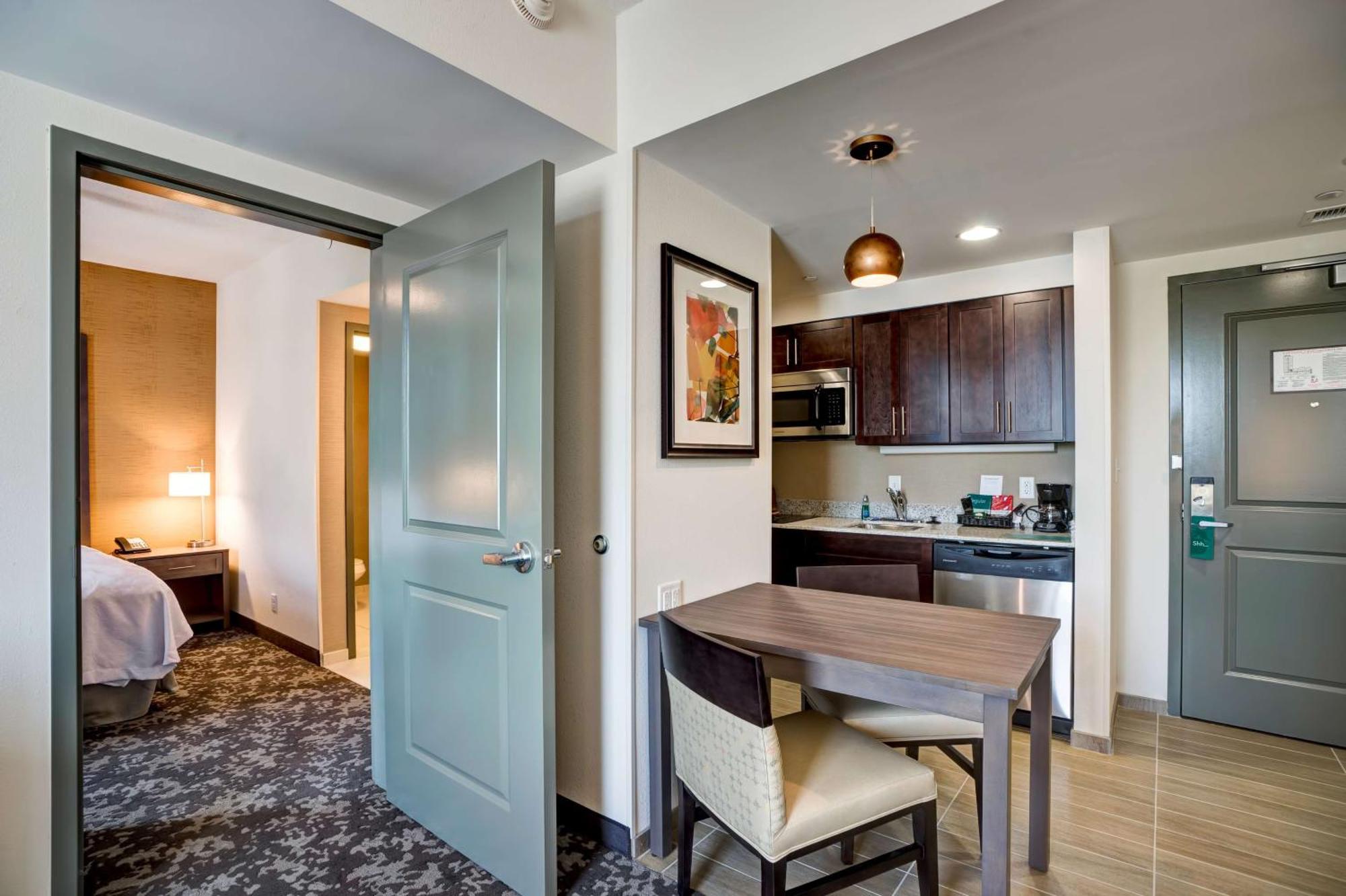 One-Bedroom King Suite - Non-Smoking