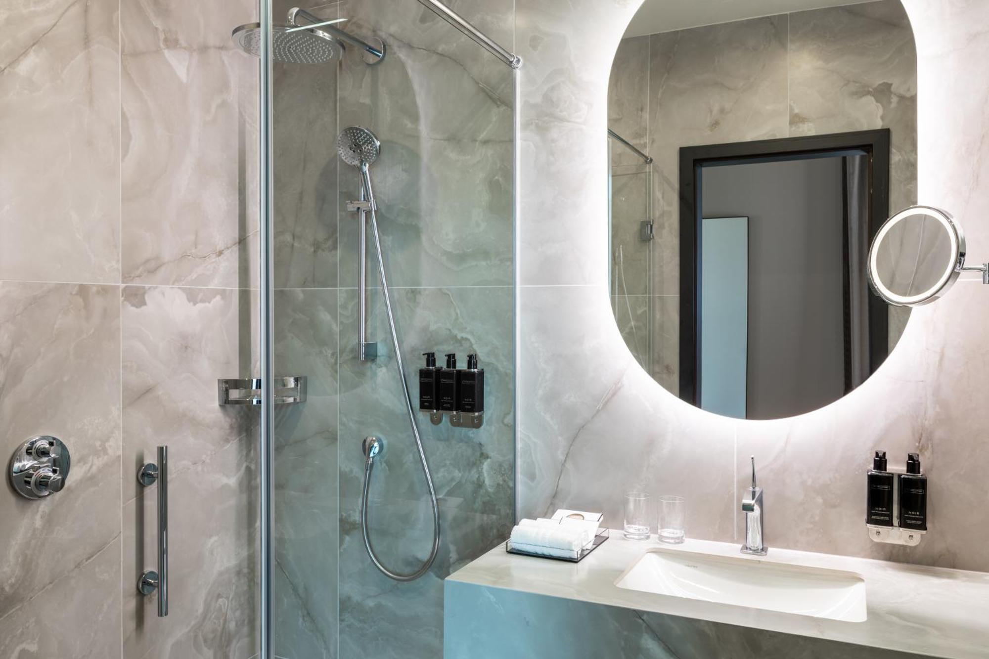 Silver, Guest Room with 1 King