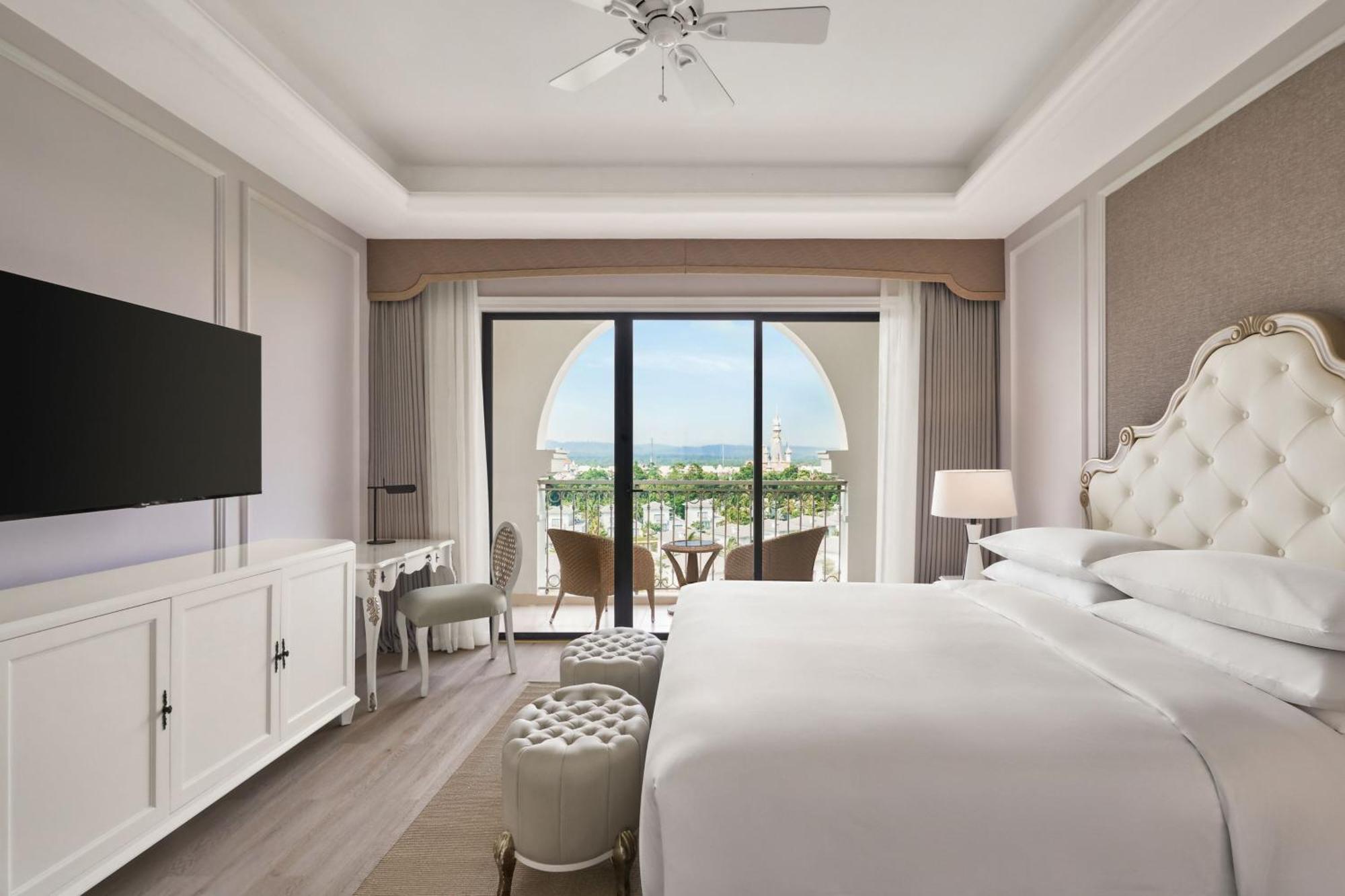 One-Bedroom Senior Suite Garden View