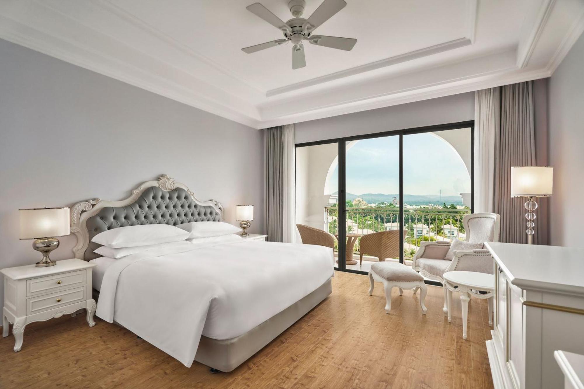 Deluxe King Room Balcony Garden View