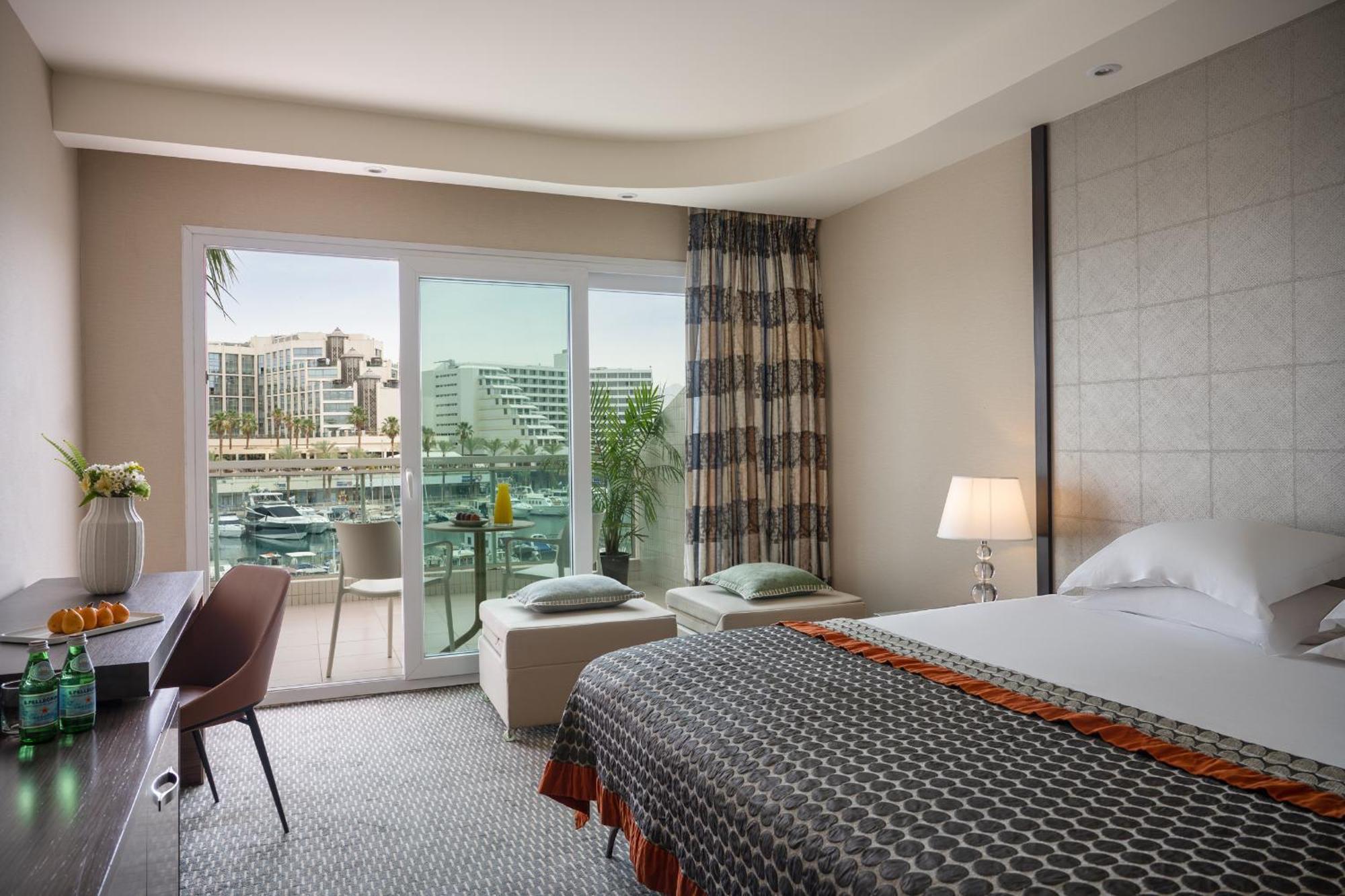 Superior Quadro Room
