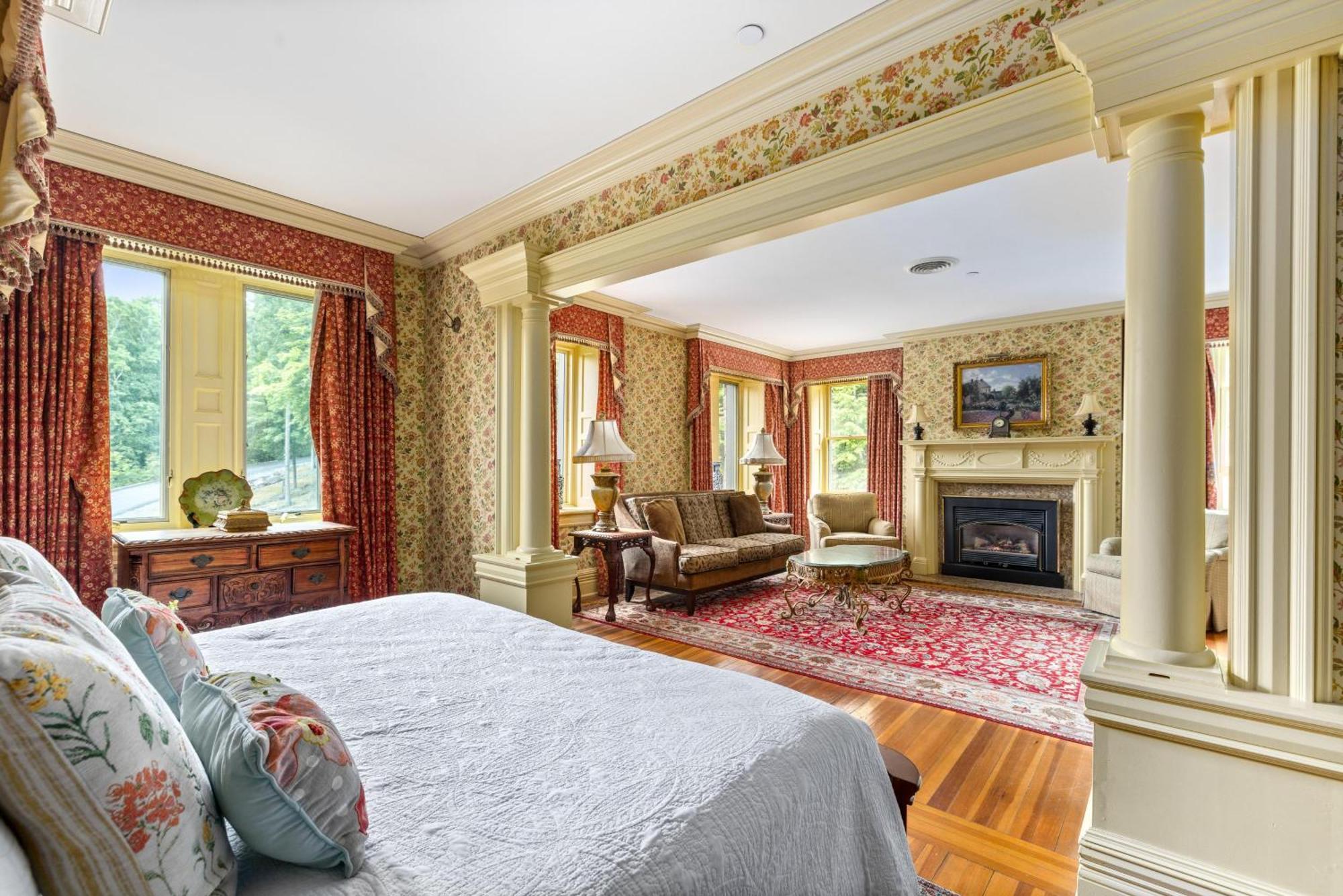 Deluxe King Suite