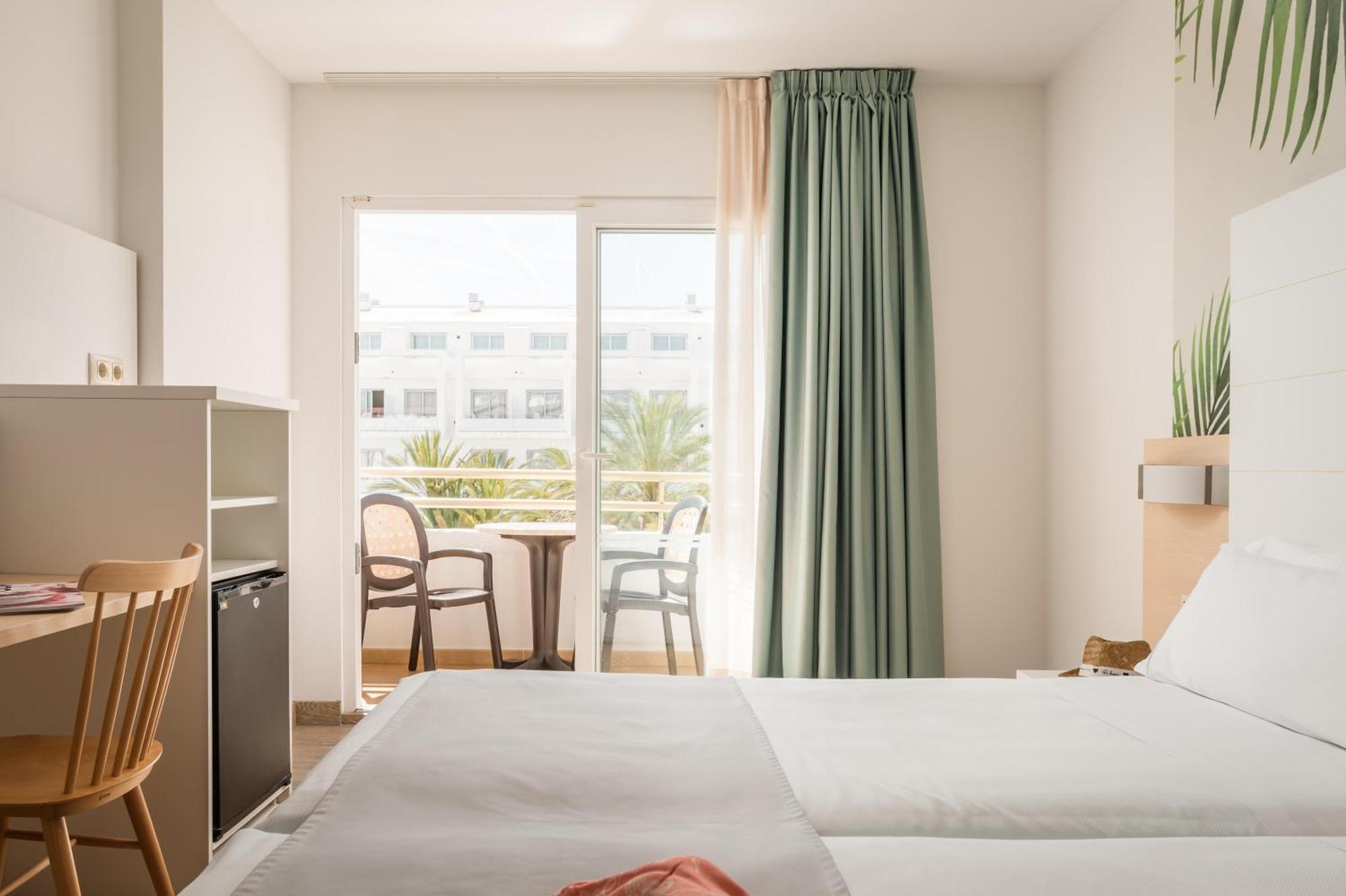 Dreibettzimmer mit Balkon mit Pool-/Meerblick