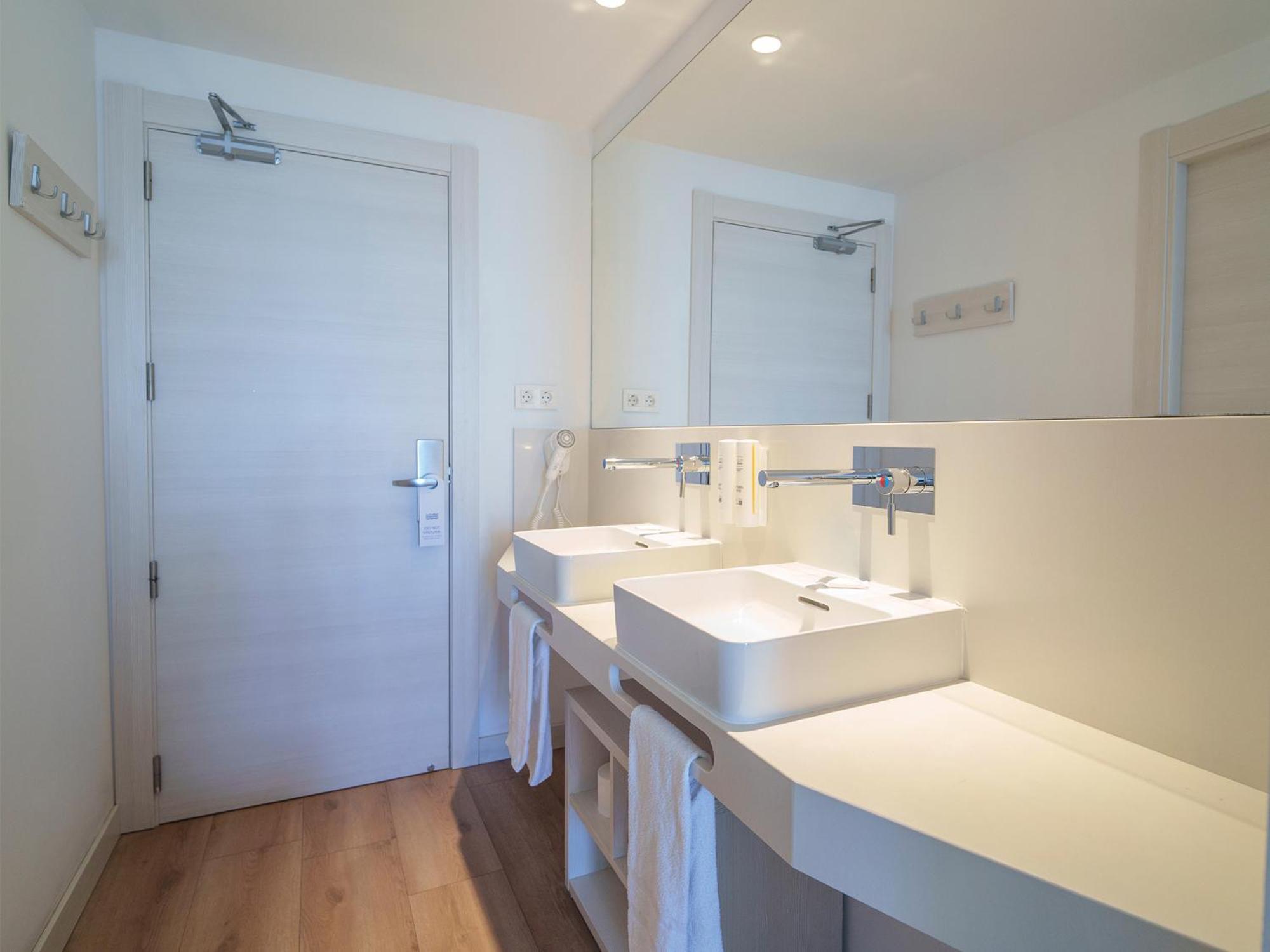 Kamer met Queensize Bed en Uitzicht op Zee