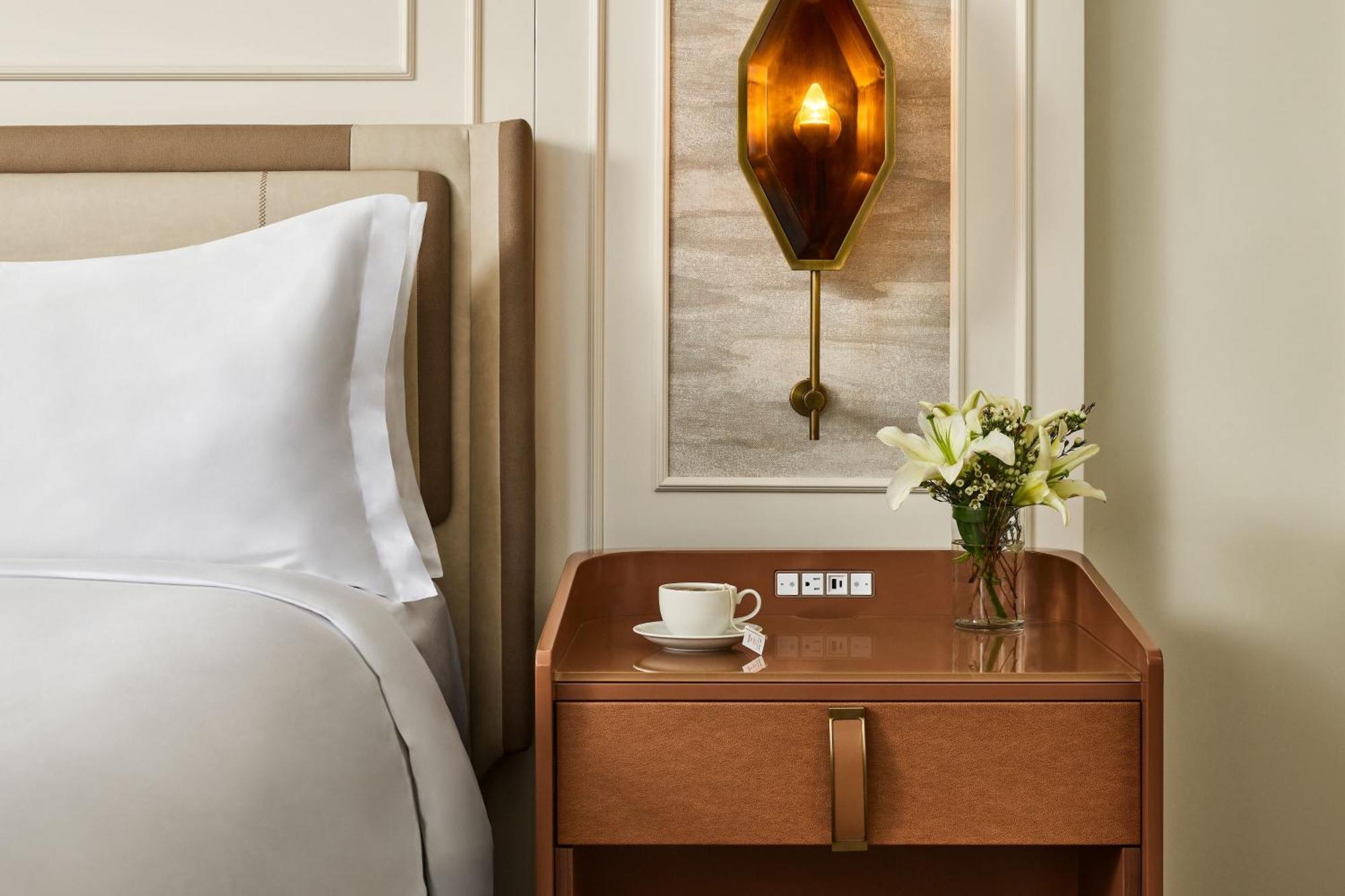 Queen Room with Tub and City View - Mobility Accessible