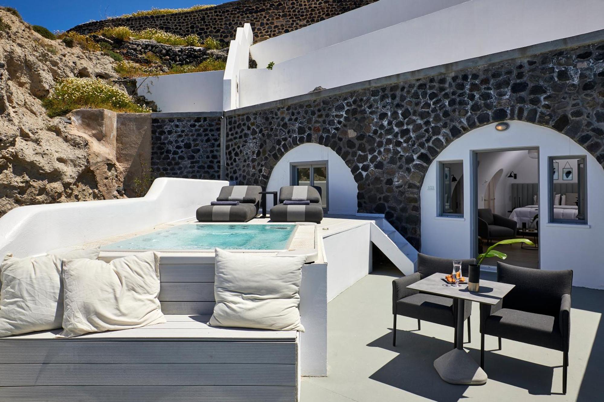 Honeymoon suite with plunge pool & Caldera View