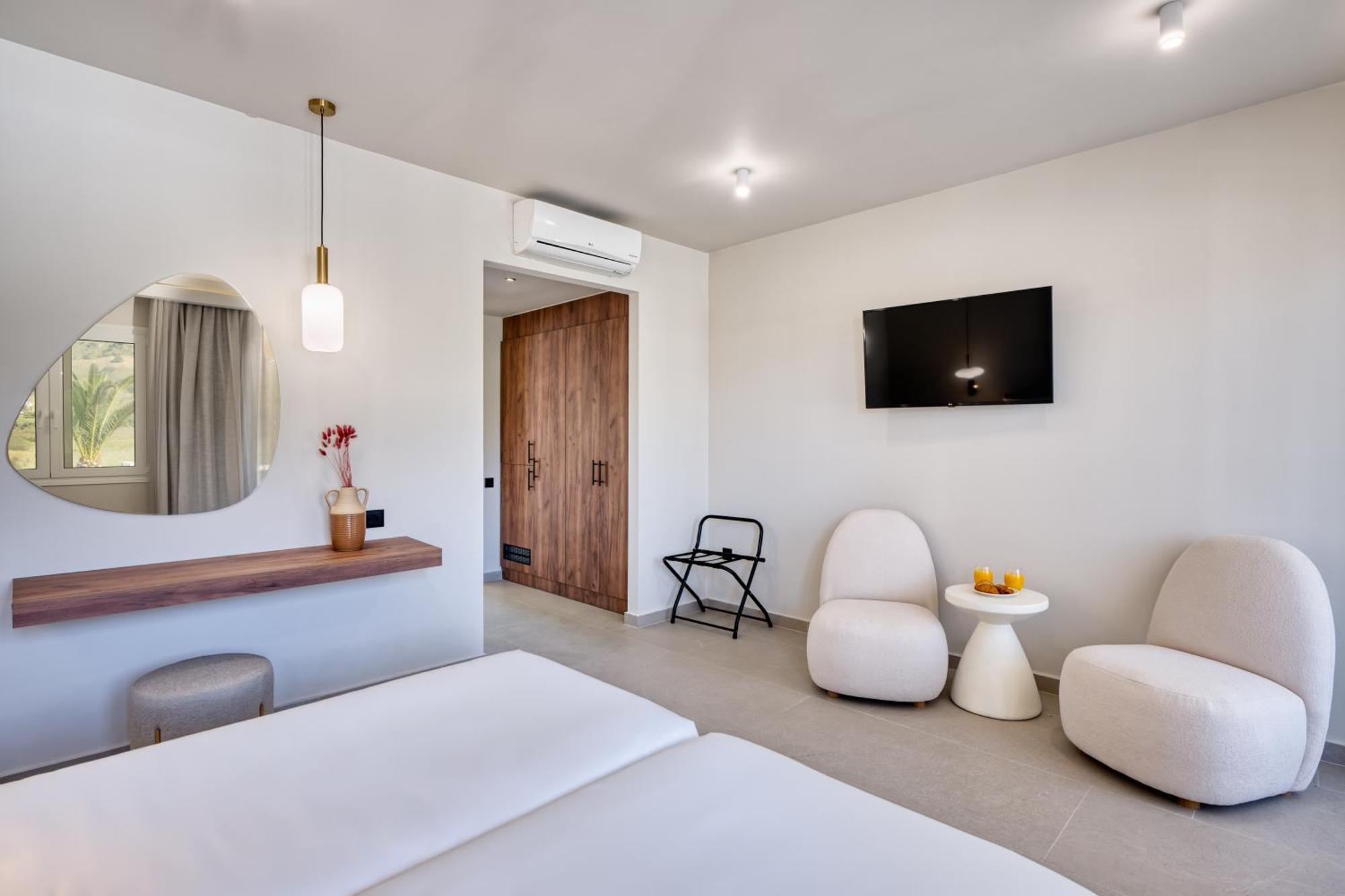 Superior Family Room,1585470489:JPEG