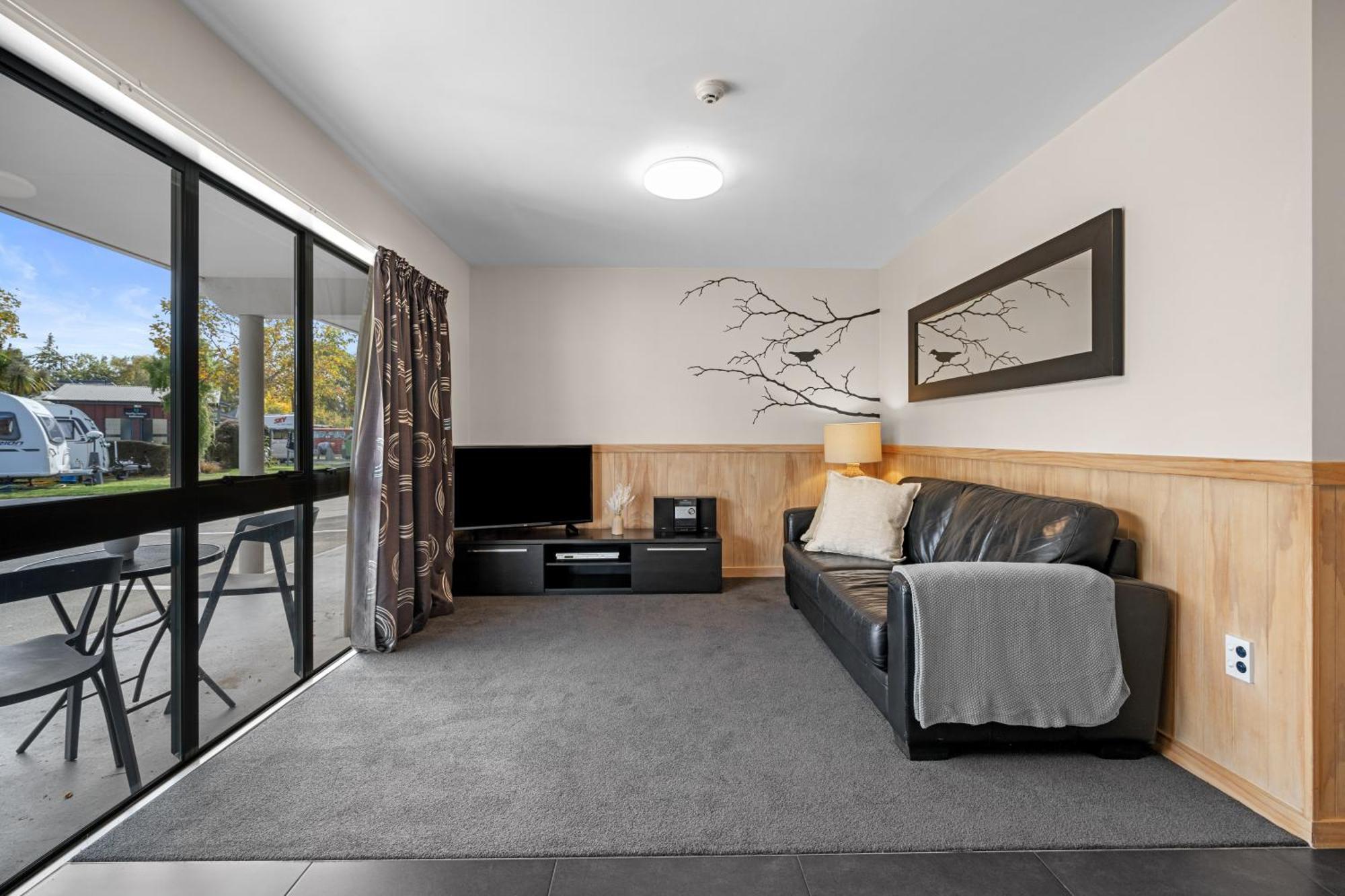 Motel Room - 1 Bedroom (2)
