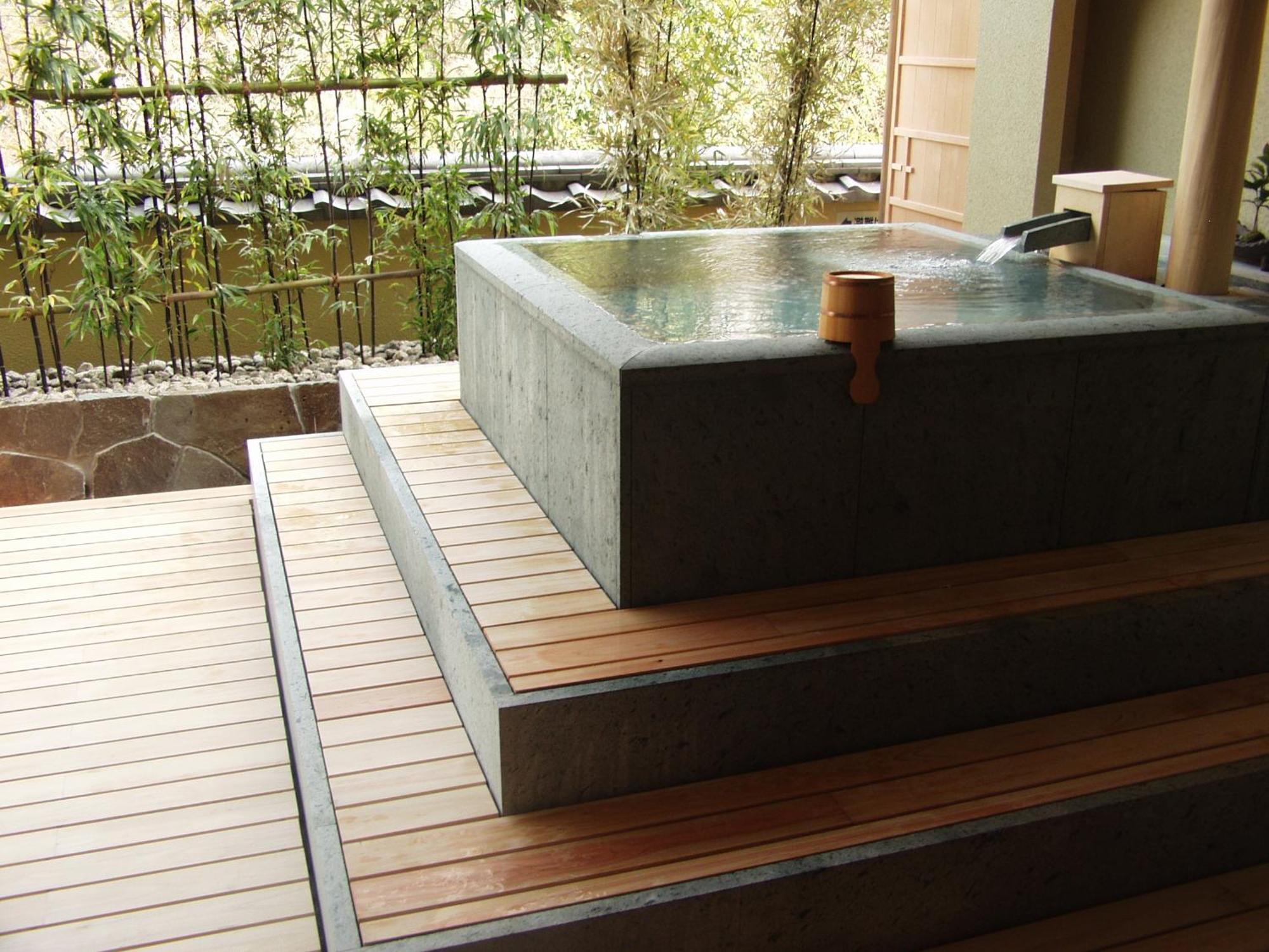 Zimmer "Matsu" im japanischen Stil mit Badewanne im Freien