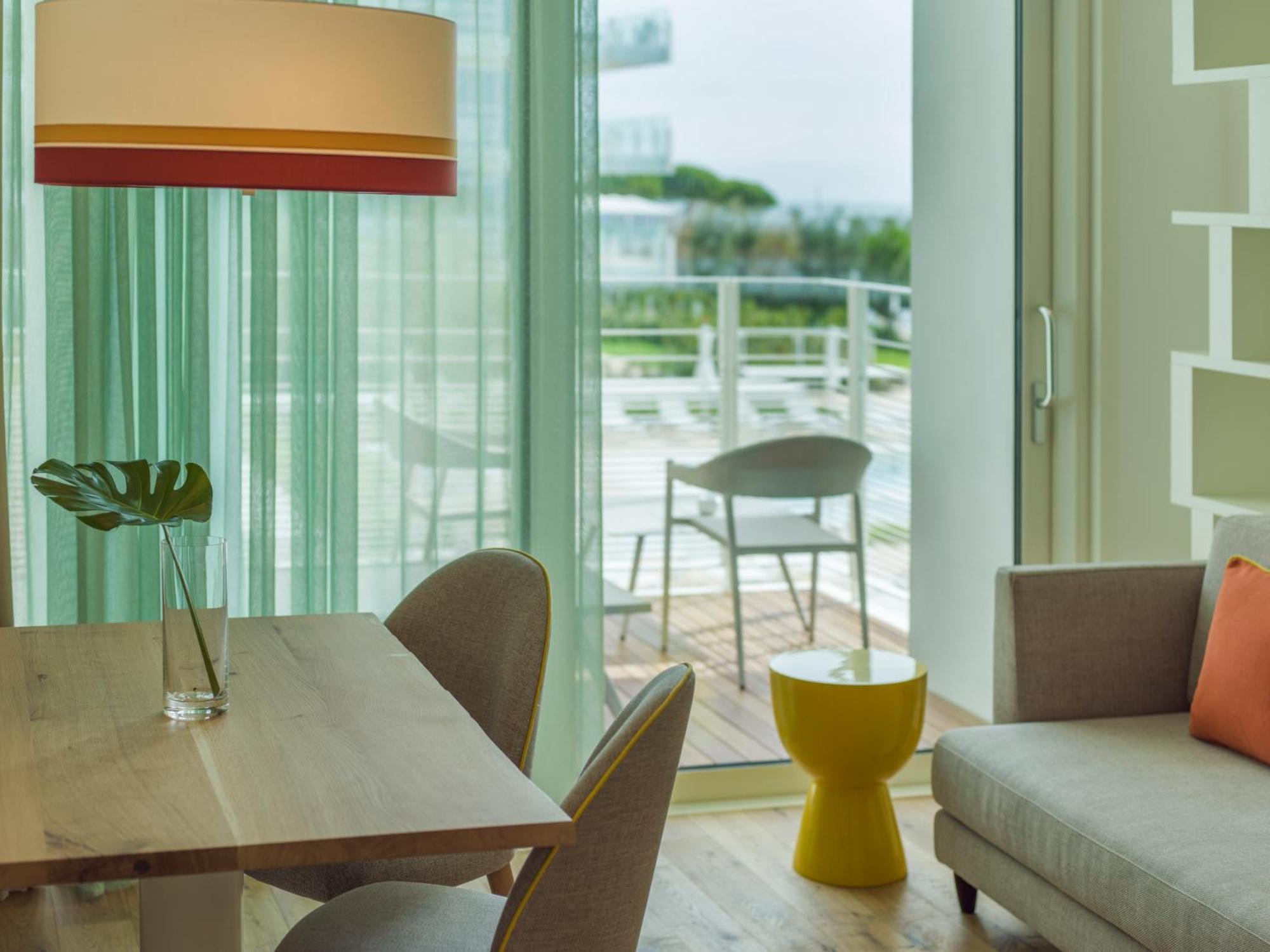 Suite Balcony Lateral Sea View