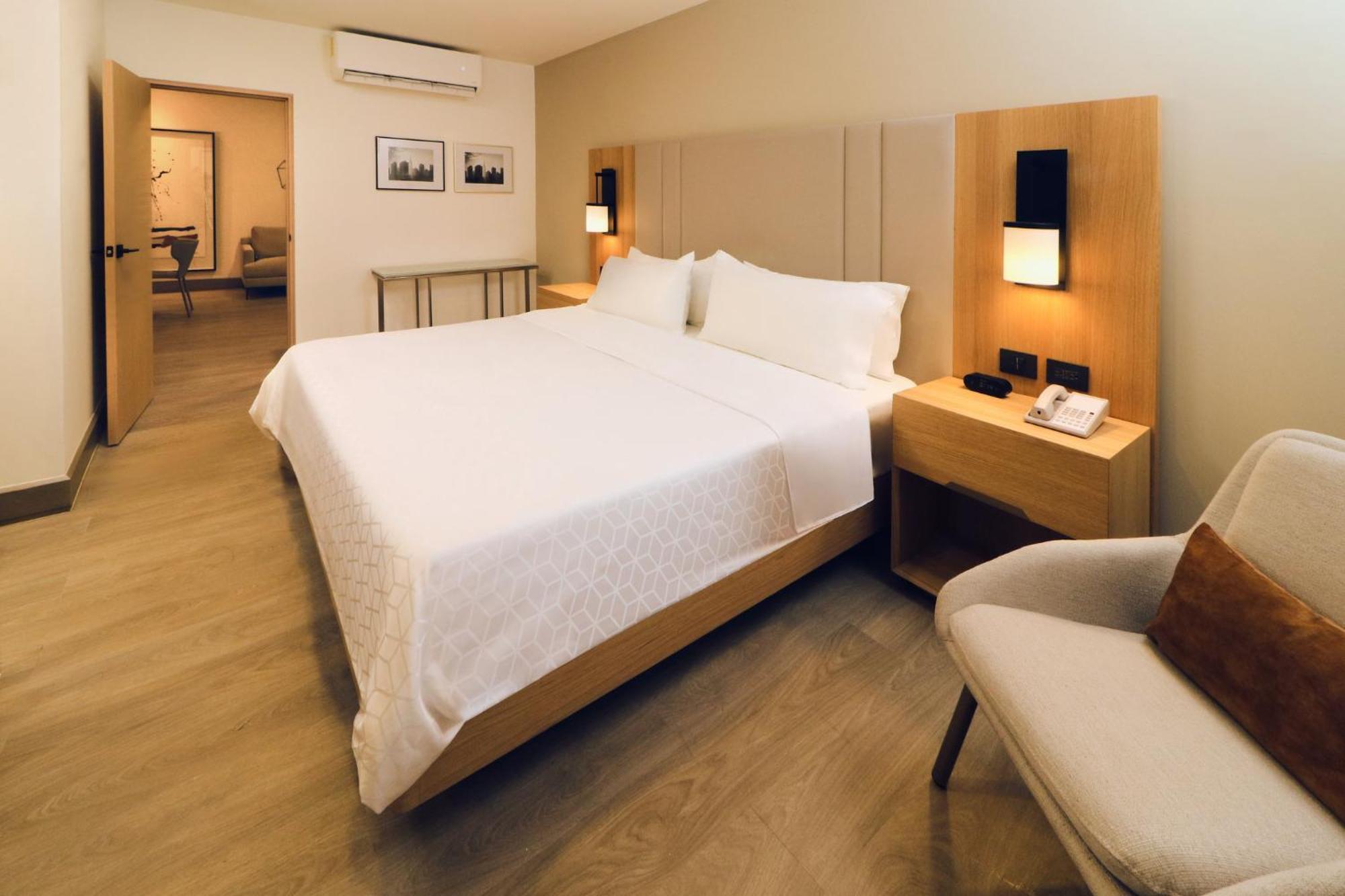Luxury King Suite,1590356423:JPEG