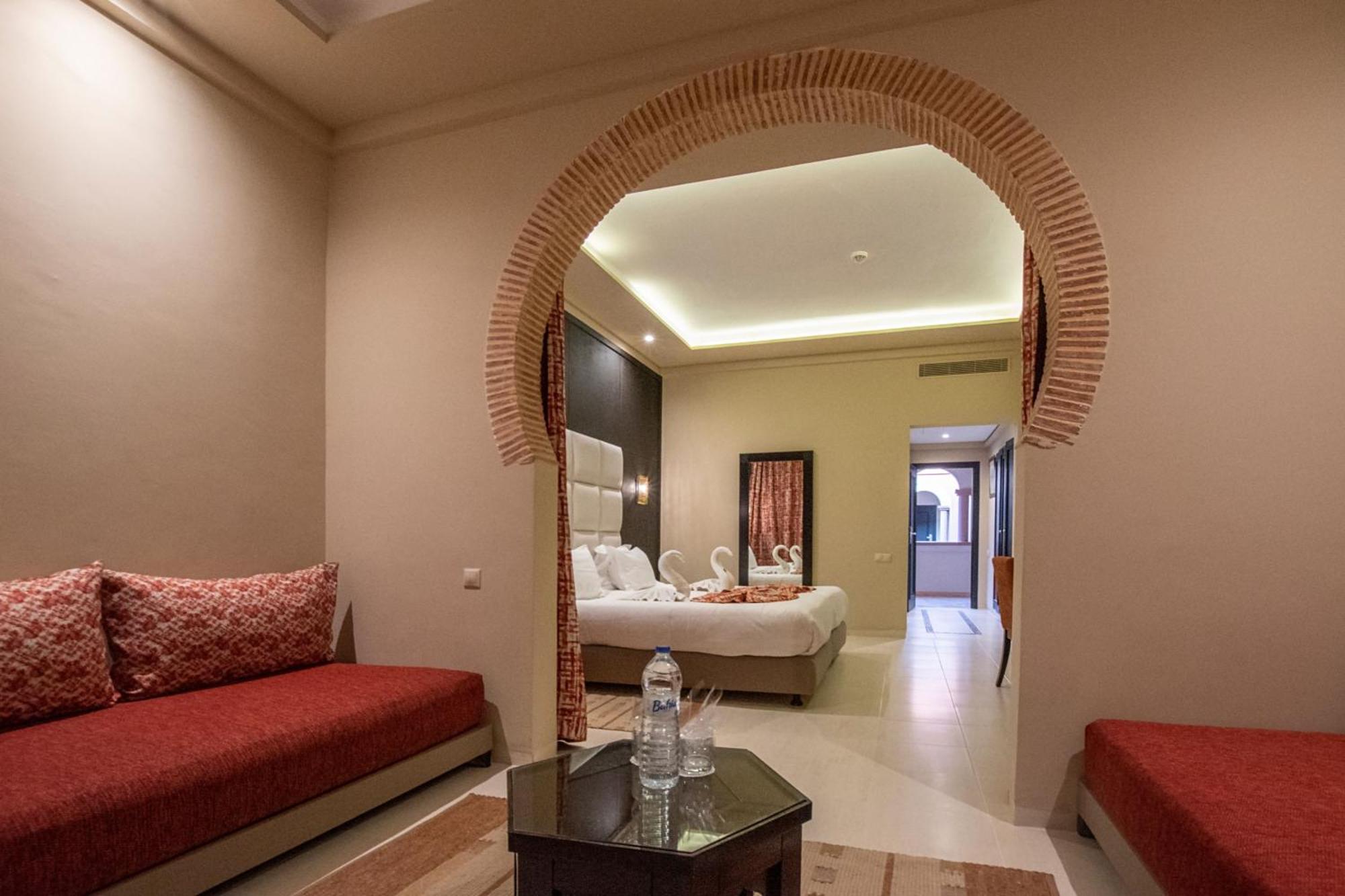 Familien-Doppelzimmer mit Schlafsofa und Poolseite