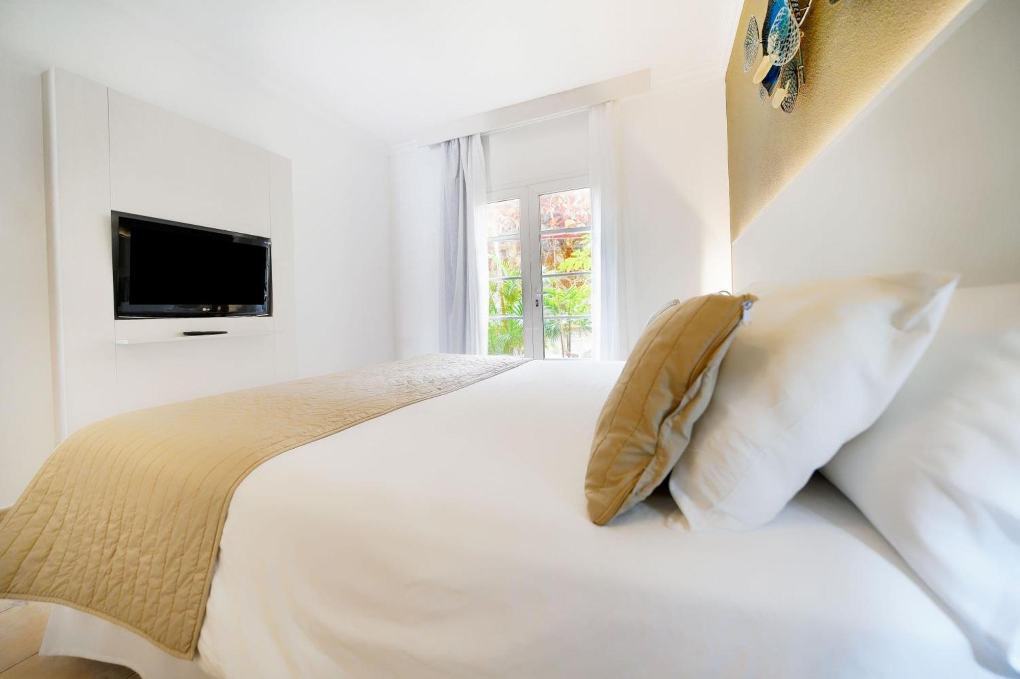 Deluxe Room,1592874293:JPEG