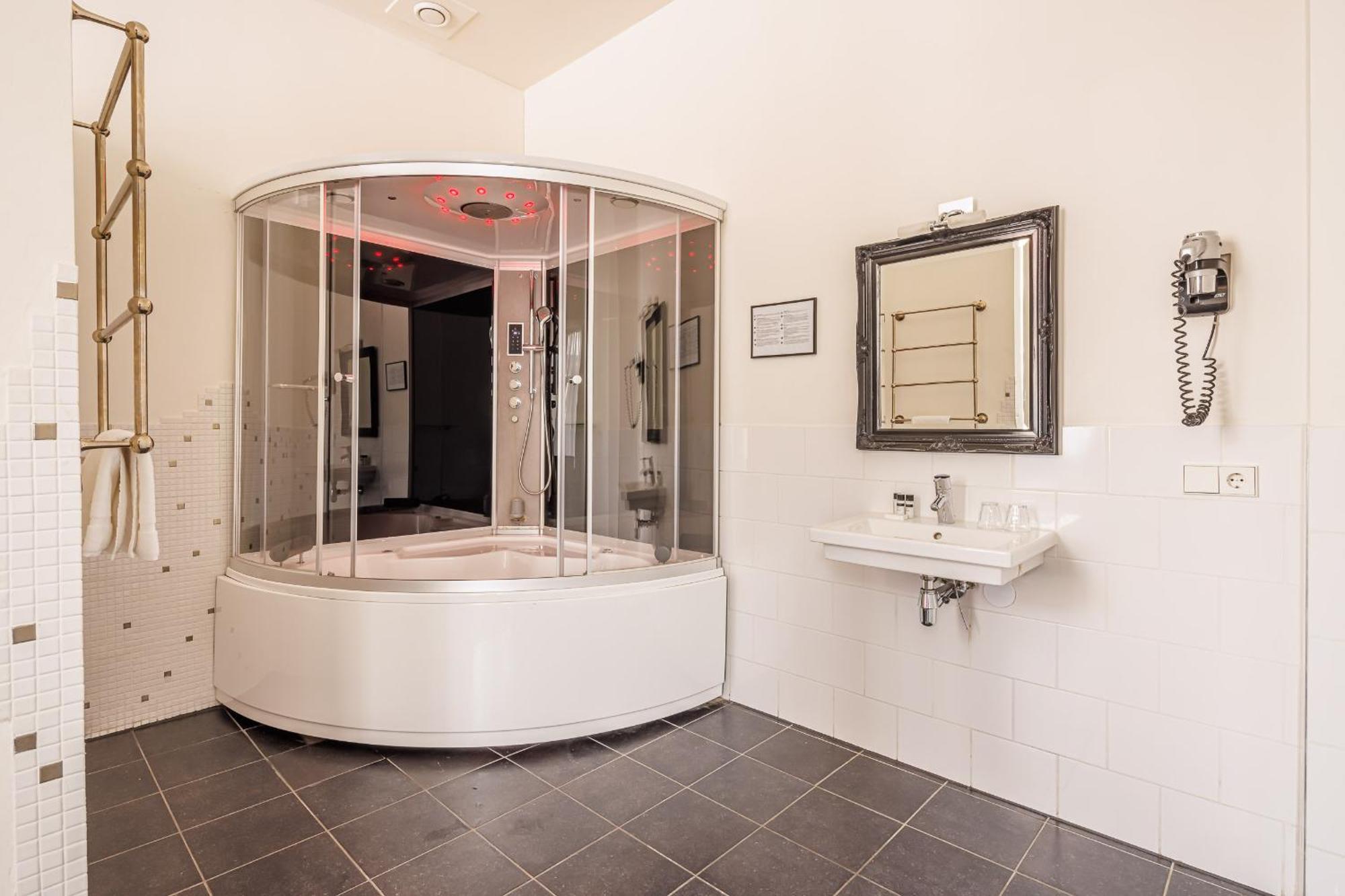 Junior Suite,1592878349:JPEG