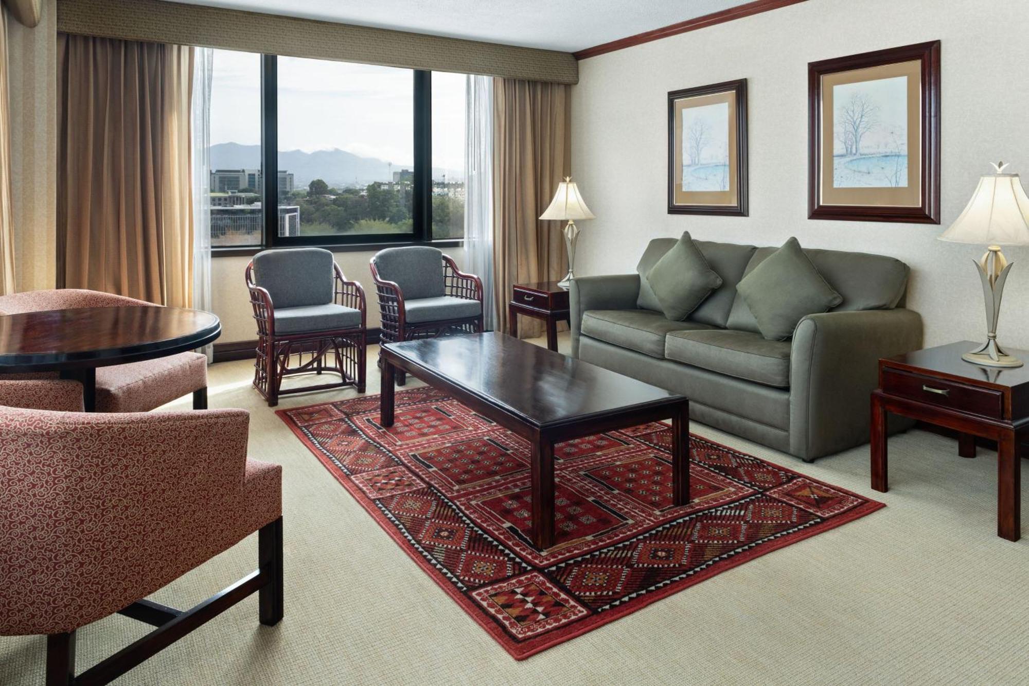 Habitación Estándar Esquinera con cama extragrande y vistas a la ciudad