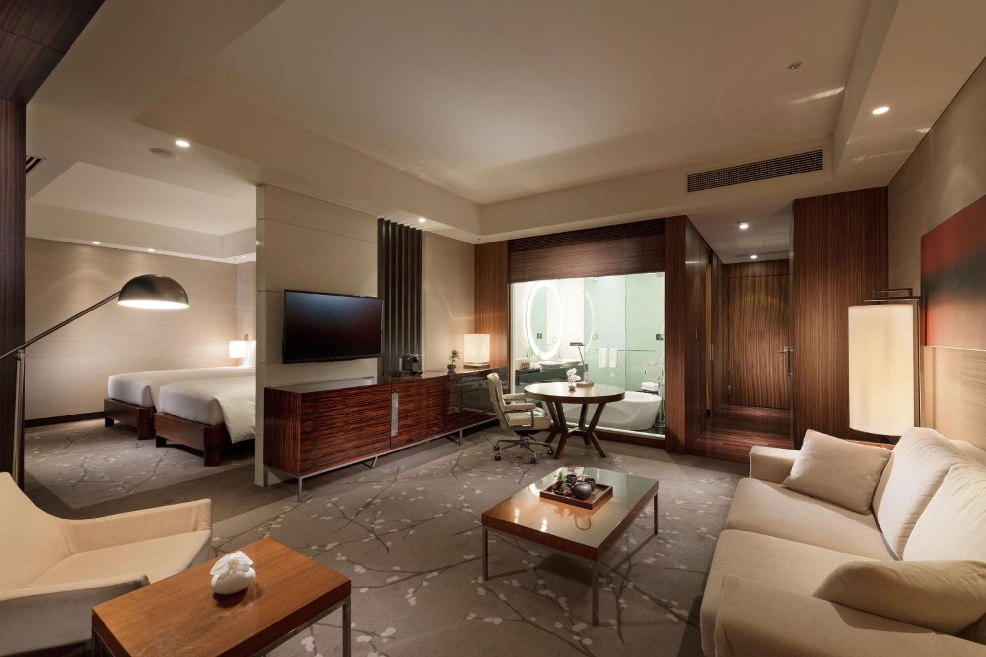 Corner Twin Suite with City View