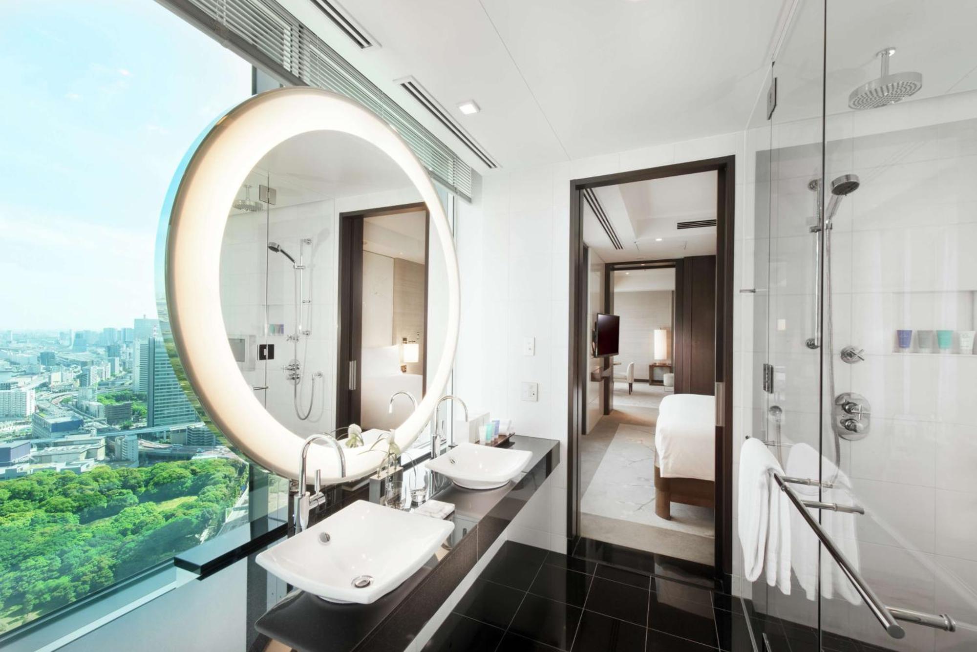 Corner King Suite with Bay View