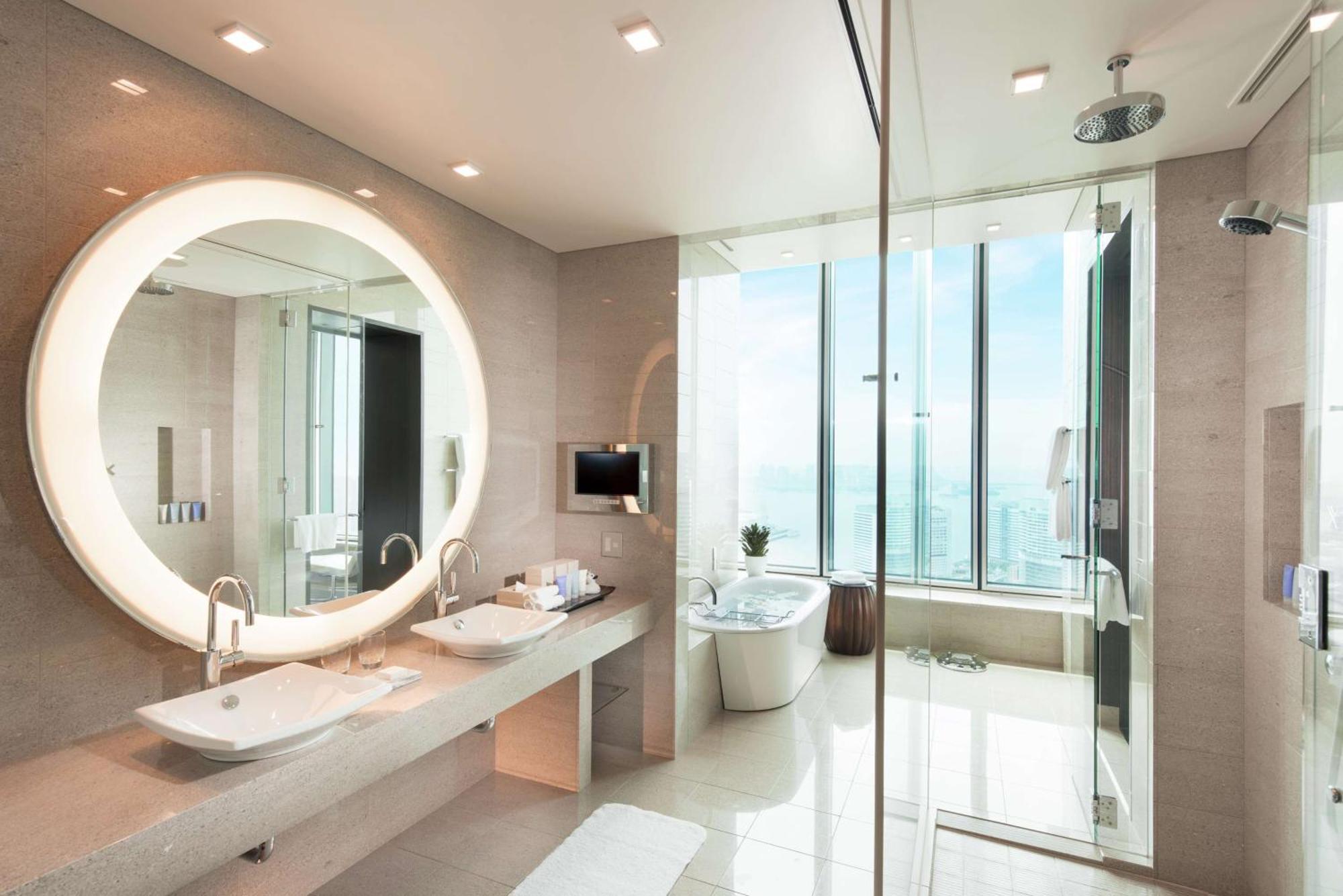 Deluxe King Suite with Bay View