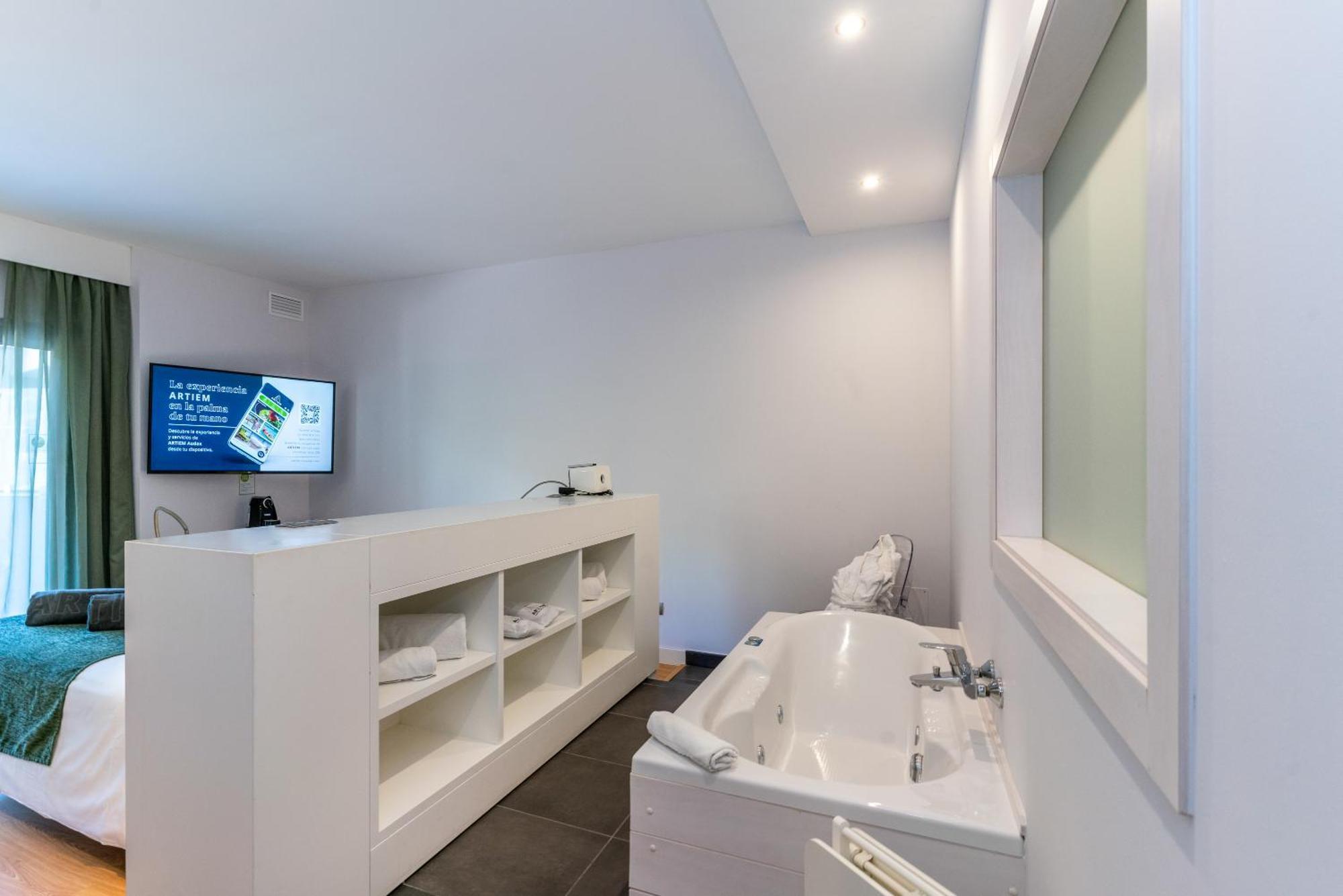 Queen Room with Spa Bath