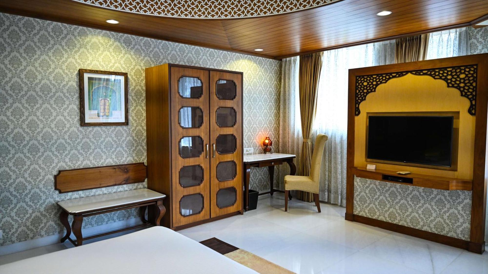 One-Bedroom Suite: 10% off on Food & Soft Beverages,Up to 20% off on SPA,02 Pints Beer, special kids welcome/in room amenities, Complimentary INR 500 Credit on F&Soft Beverage with min spend of 2000 INR(once per stay (per room))