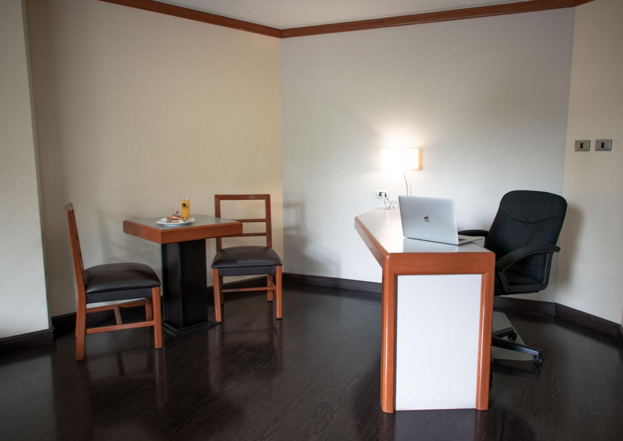 Executive Suite,1611120048:JPEG