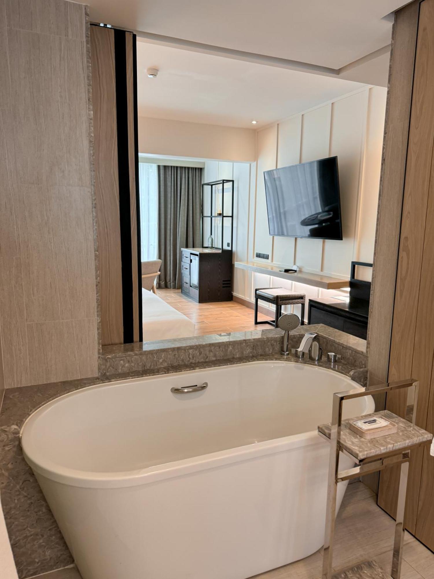 Habitación con cama extragrande - Acceso a la piscina