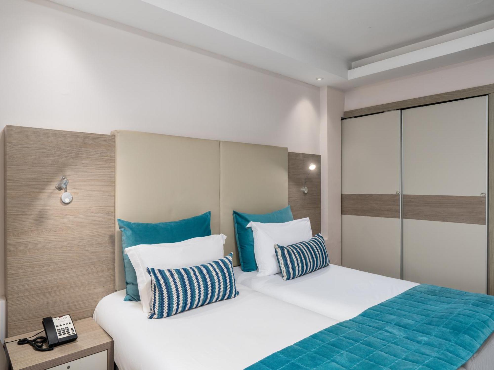 Zweibettzimmer mit Poolblick