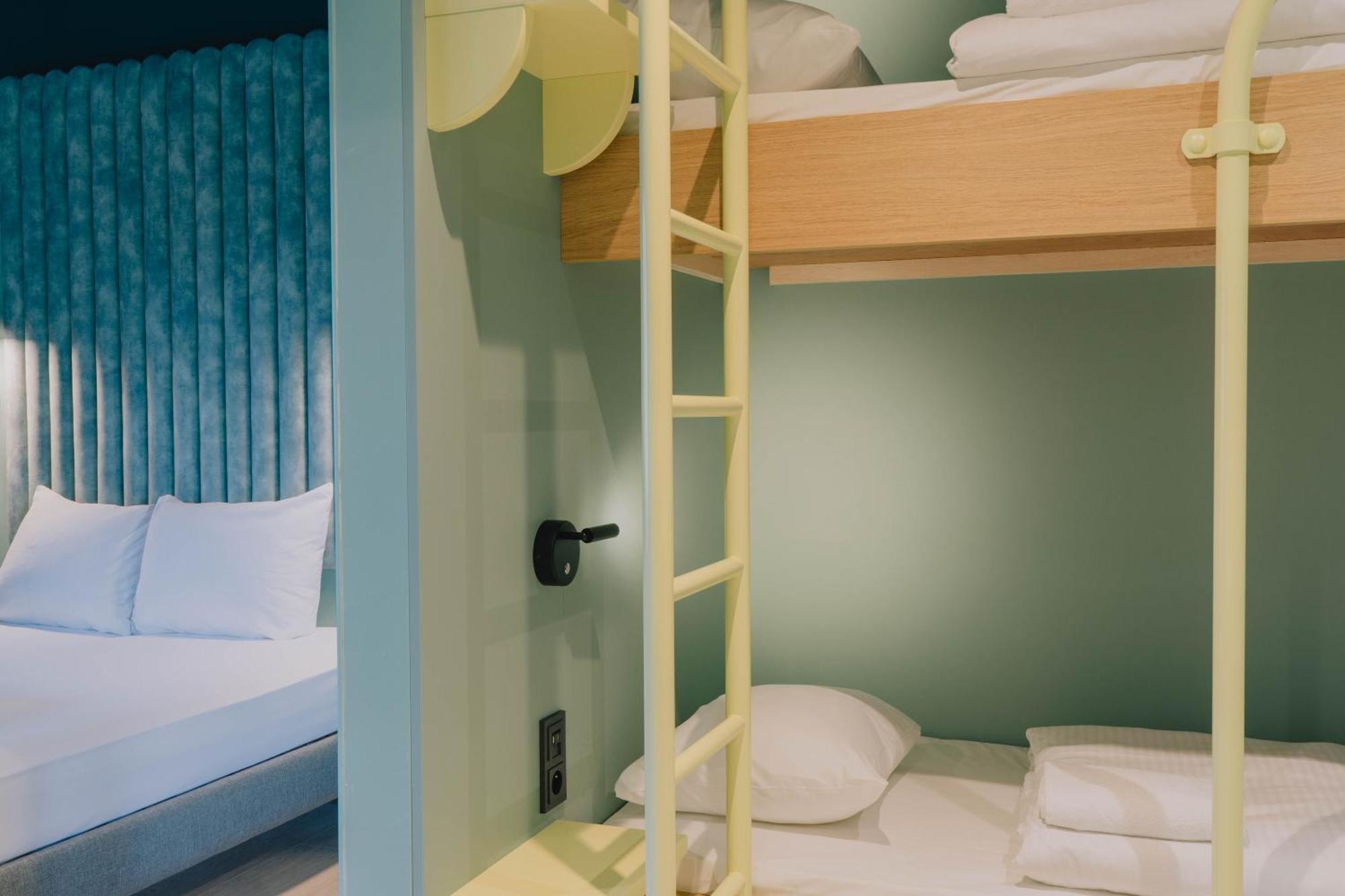Familienzimmer mit Doppelbett und Etagenbett