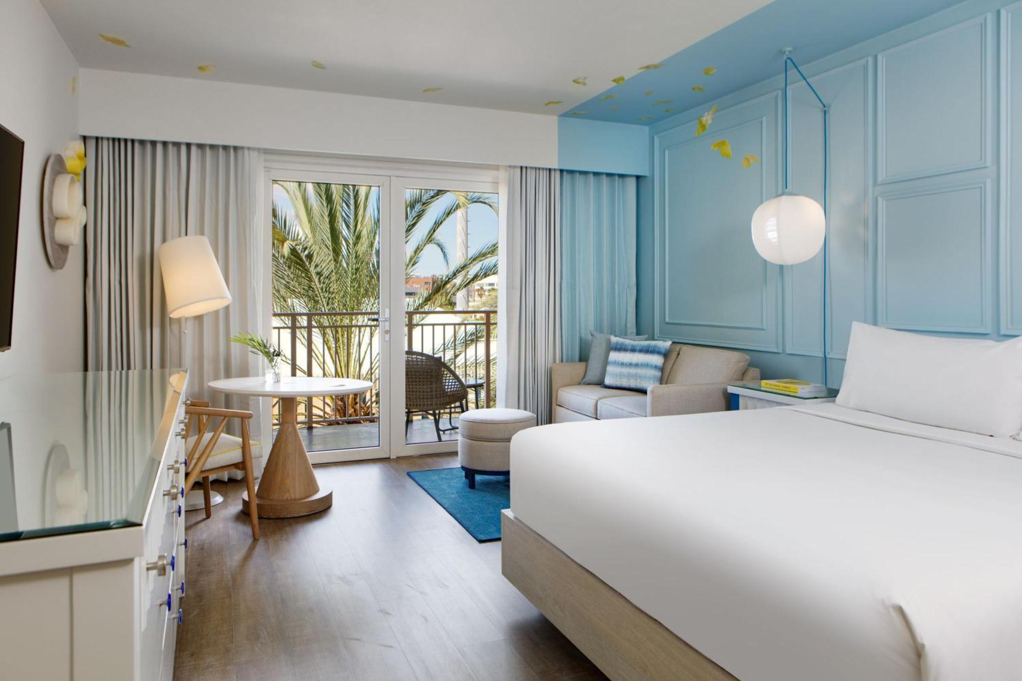 Zimmer mit Kingsize-Bett und Blick auf die Insel