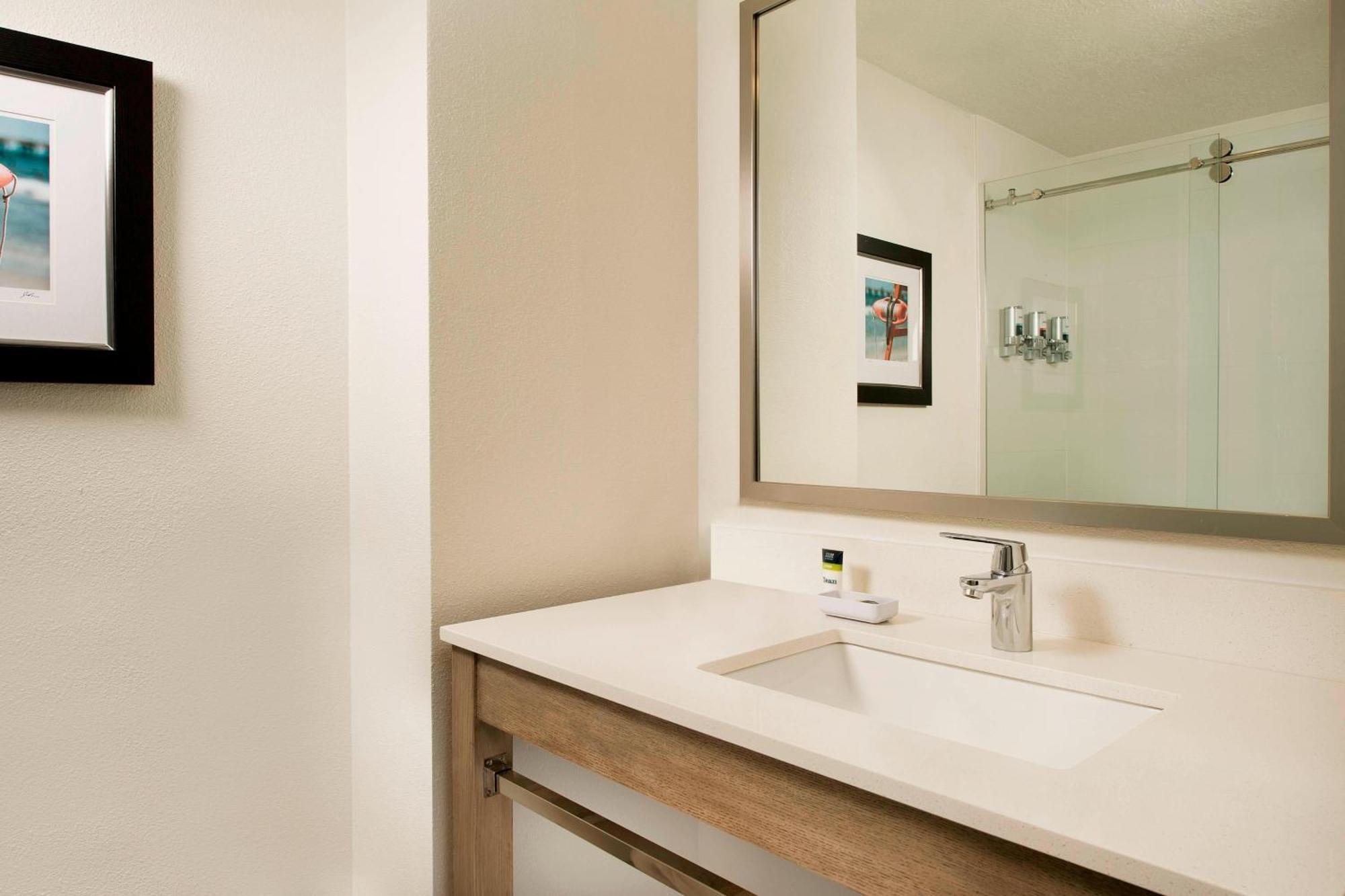 Junior King Suite with Sofa Bed, Adapted Tub, Balcony and Ocean View - Mobility Accessible