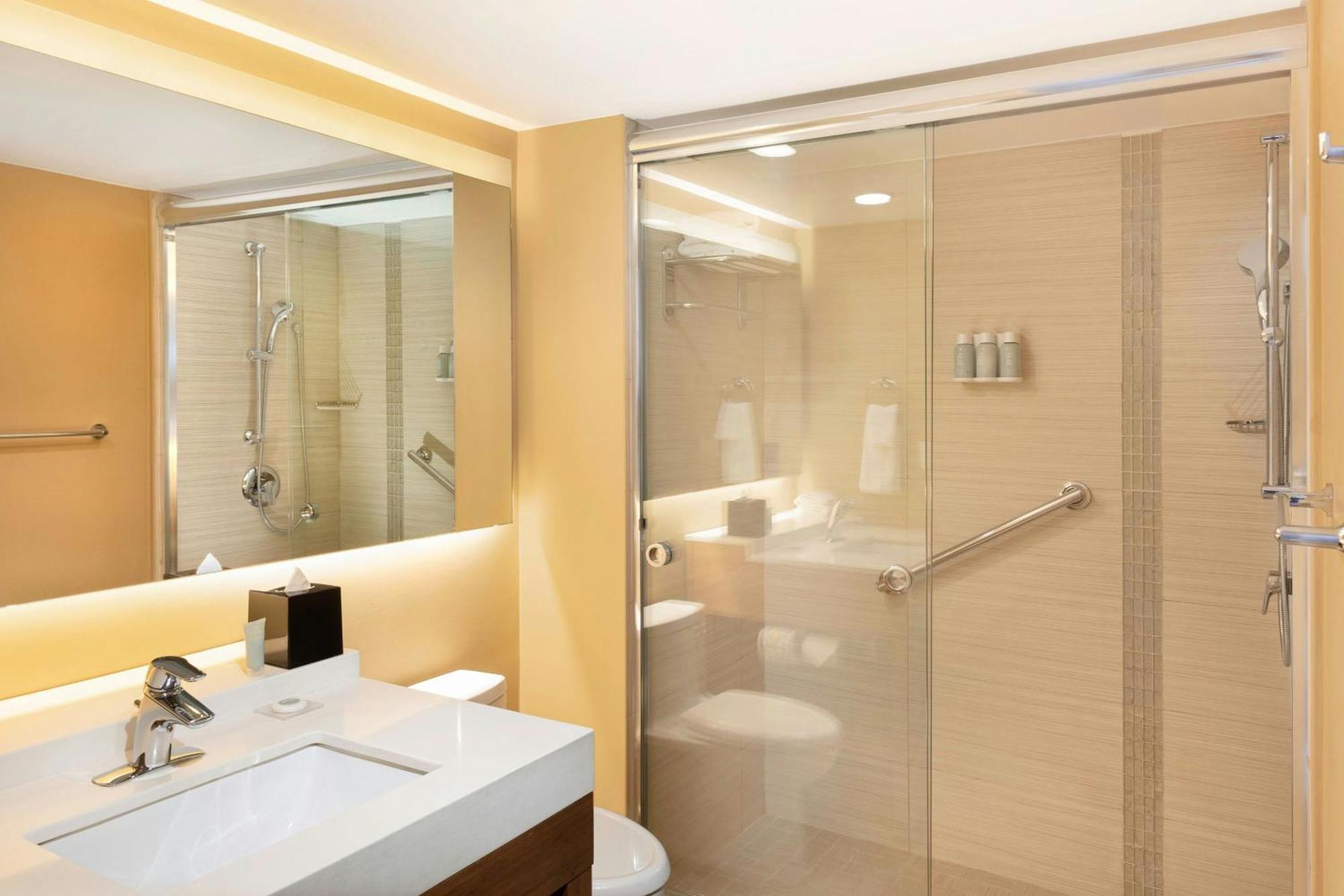 Habitación Premium Deluxe con cama extragrande, vistas al puerto deportivo y balcón