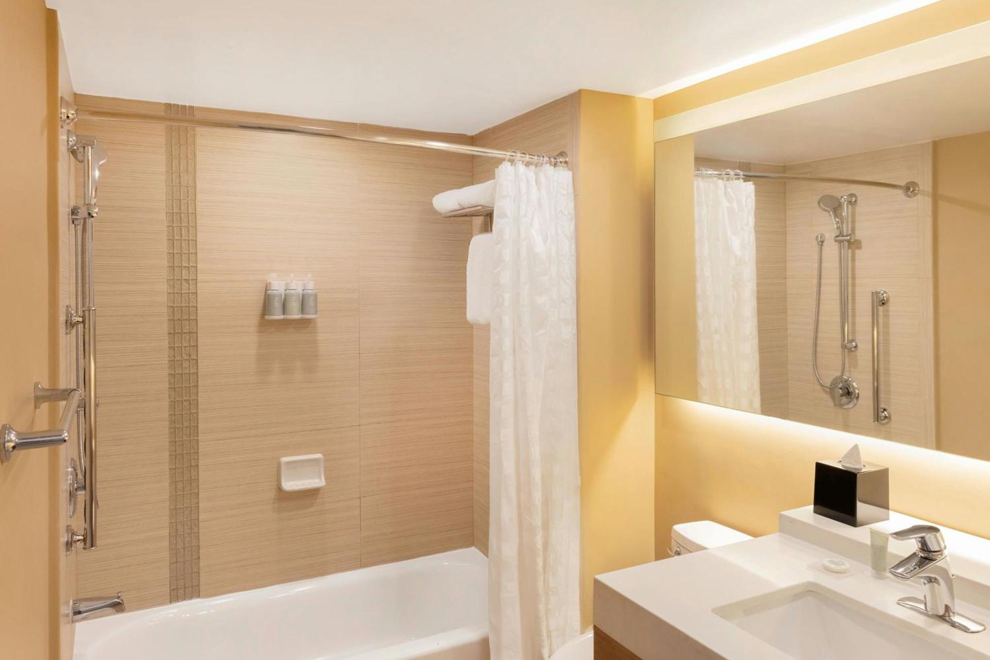 Habitación Premium Deluxe con cama grande, sofá cama y vistas al puerto deportivo