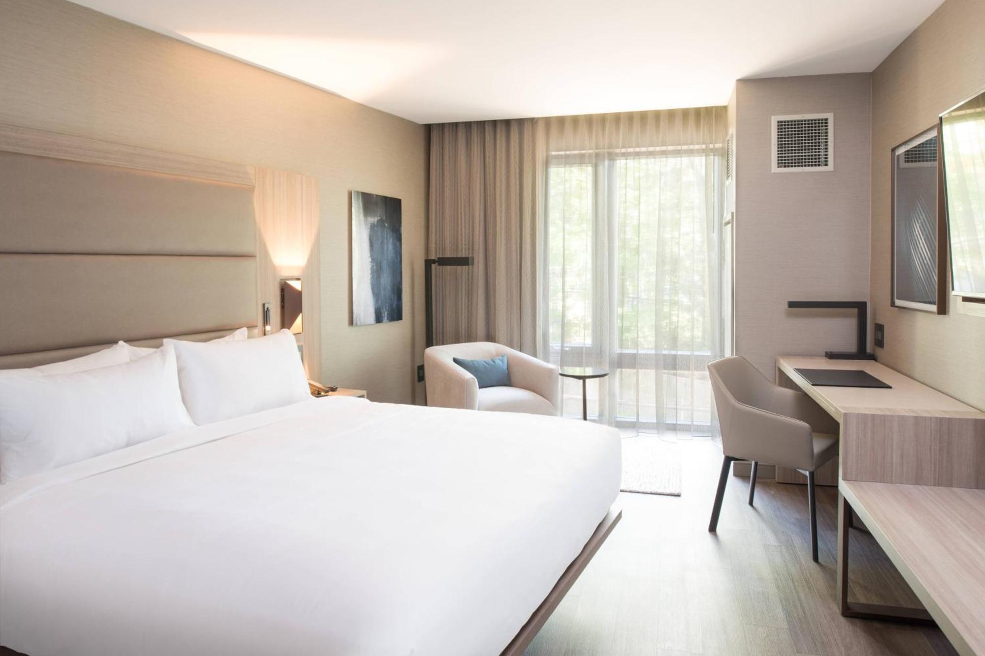 King Room Bathtub Transfer Shower Mobility Access or Hearing Accessible,1632294398:JPEG