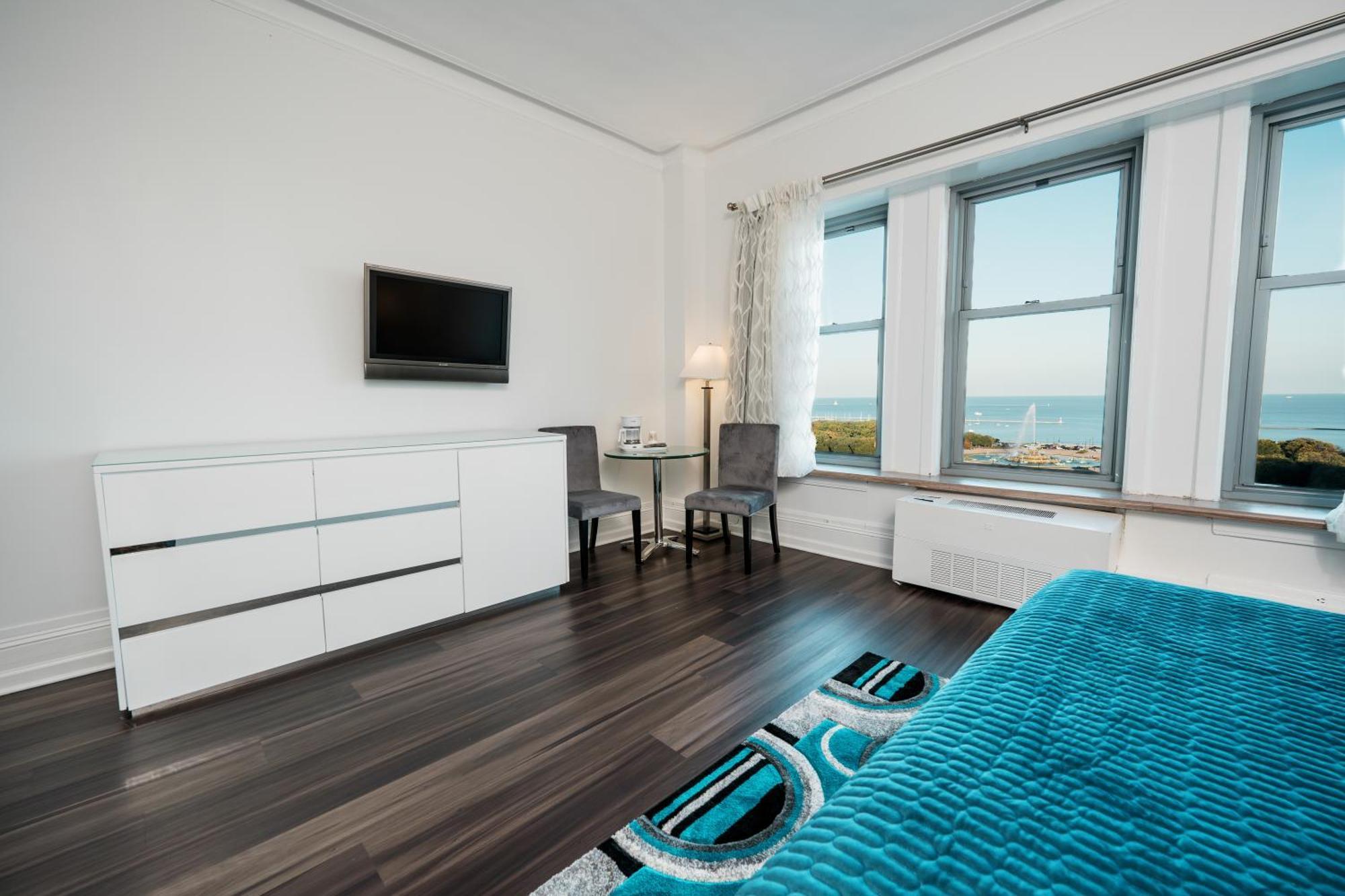 King Suite with Lake View