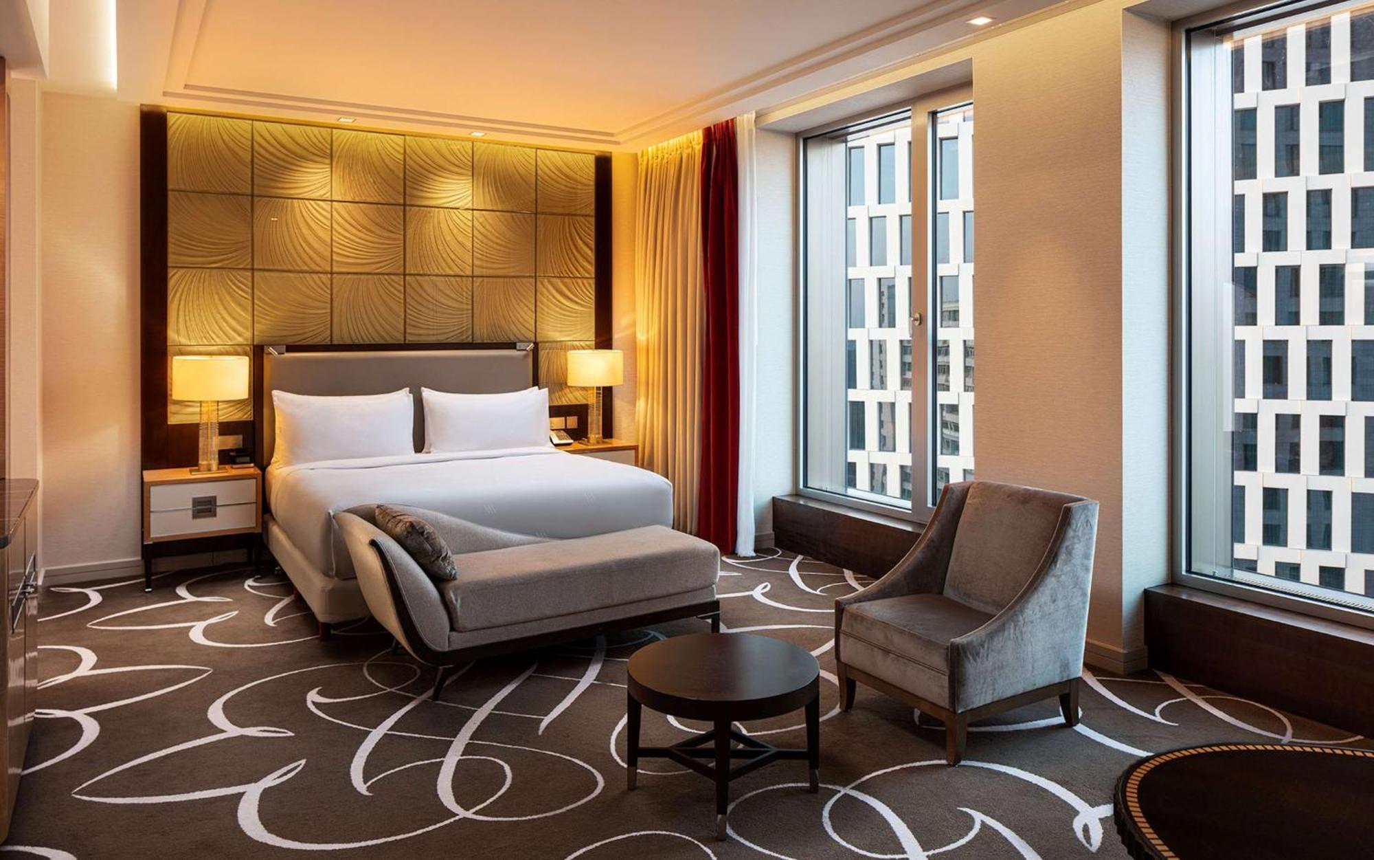 Junior Suite mit Kingsize-Bett und Blick auf die Kirche