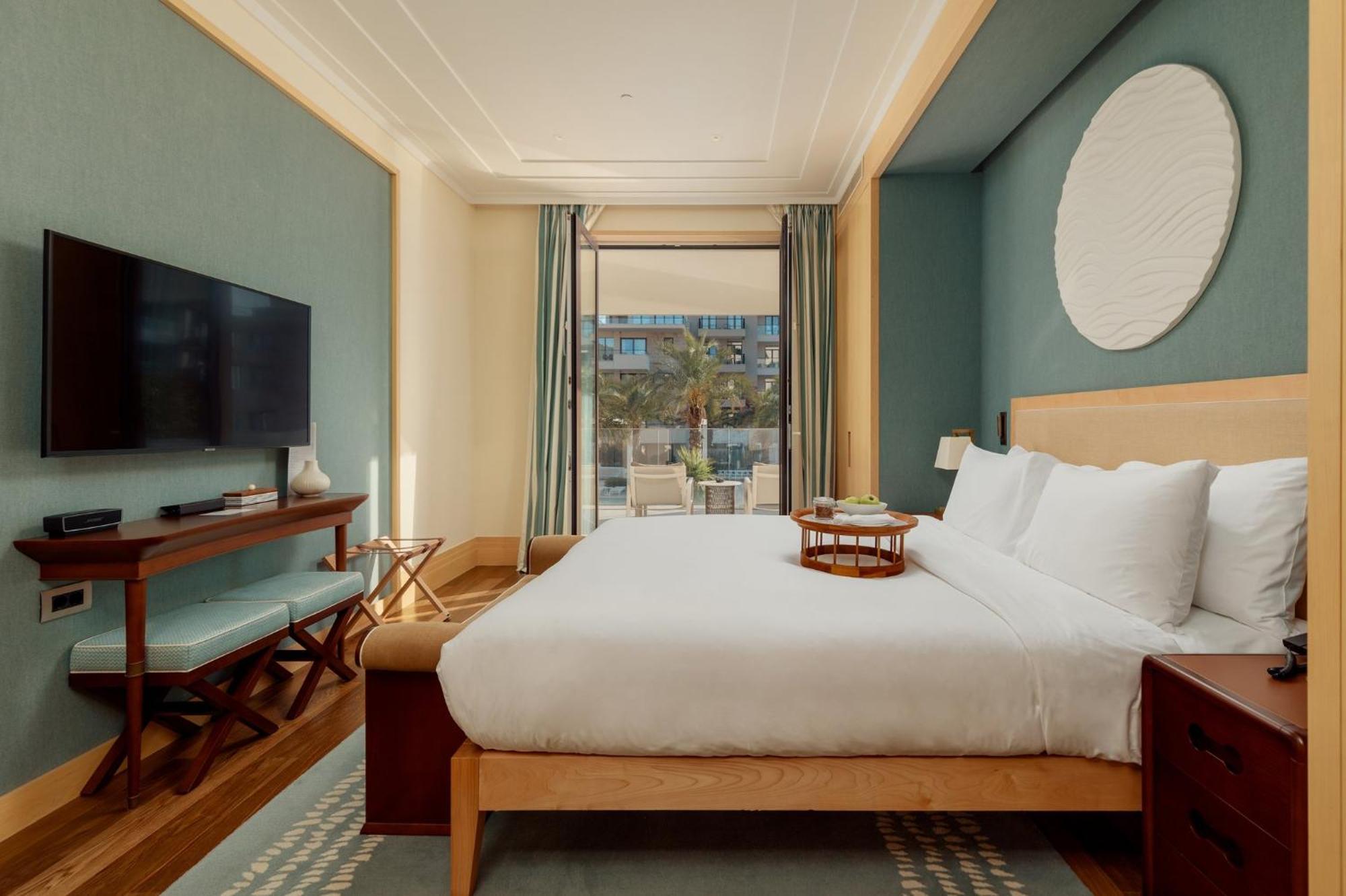 Suite de 2 dormitorios con cama extragrande y vistas a la piscina